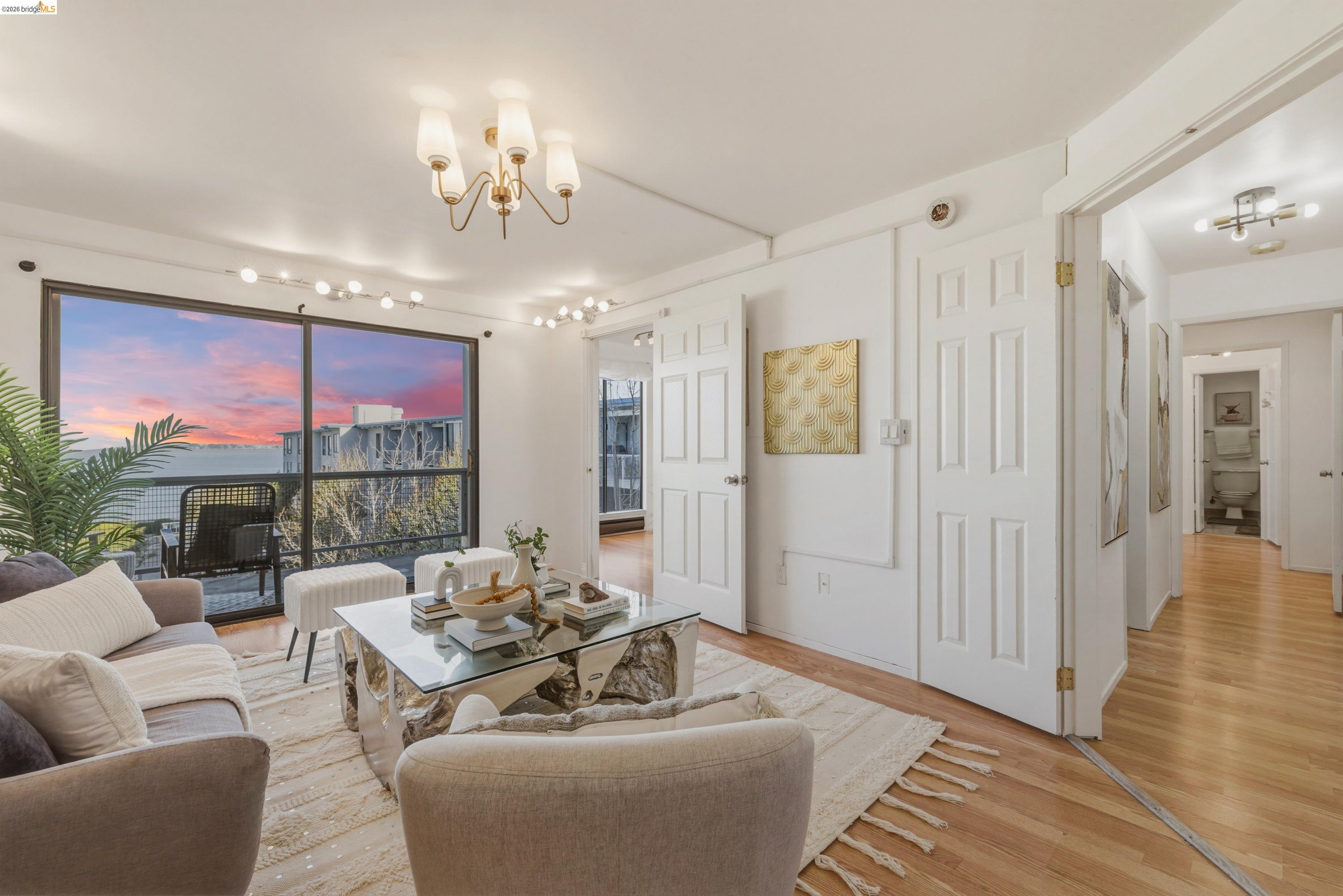 Detail Gallery Image 4 of 31 For 6 Commodore Dr #C450,  Emeryville,  CA 94608 - 2 Beds | 1/1 Baths