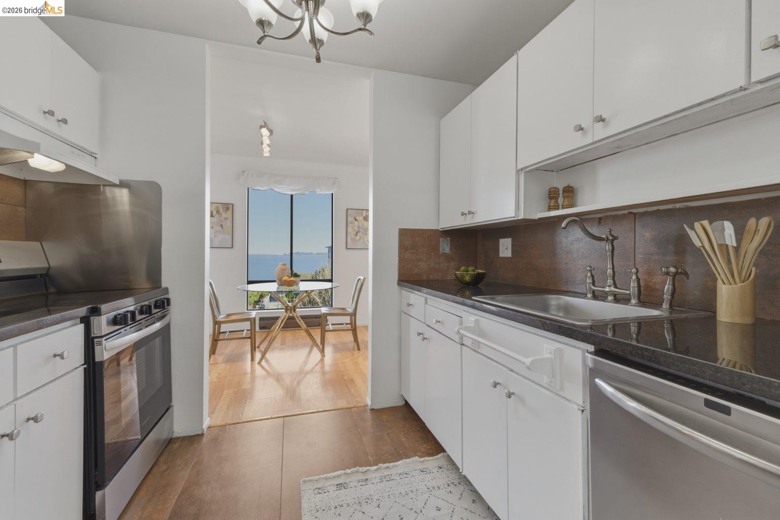 Detail Gallery Image 7 of 31 For 6 Commodore Dr #C450,  Emeryville,  CA 94608 - 2 Beds | 1/1 Baths