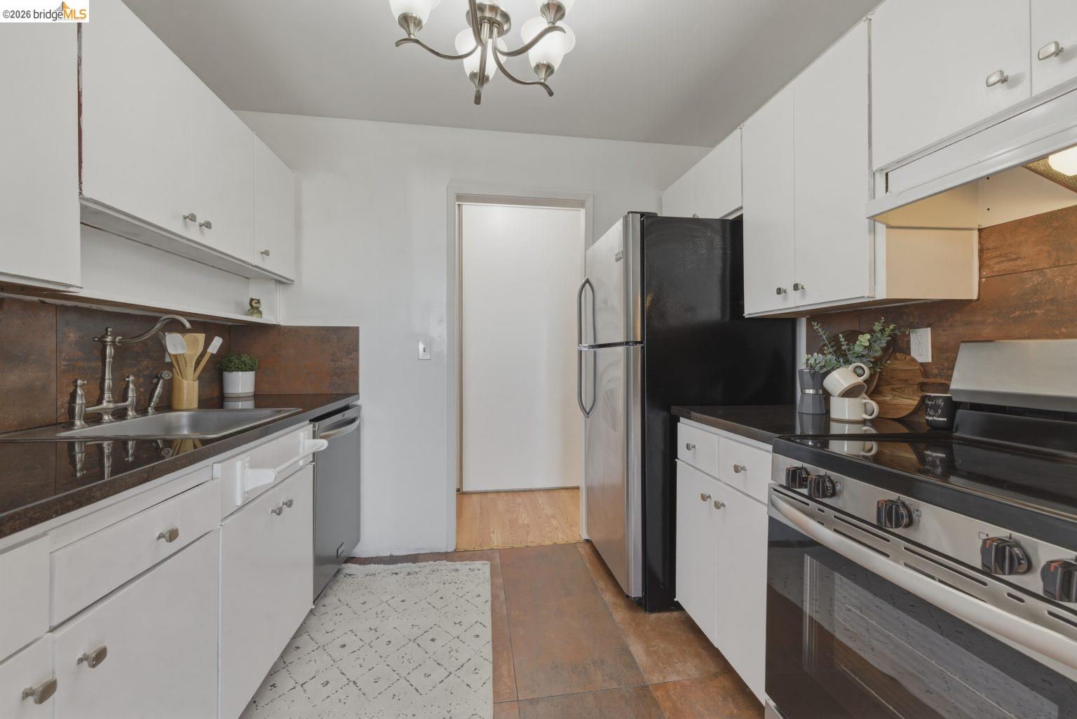 Detail Gallery Image 8 of 31 For 6 Commodore Dr #C450,  Emeryville,  CA 94608 - 2 Beds | 1/1 Baths