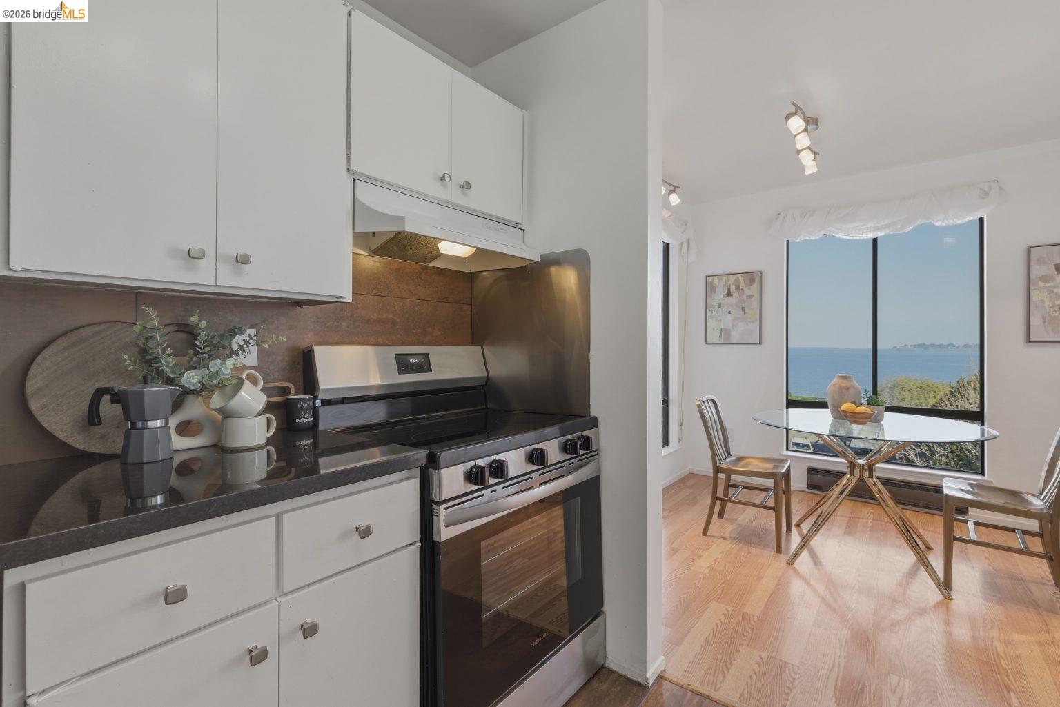Detail Gallery Image 9 of 31 For 6 Commodore Dr #C450,  Emeryville,  CA 94608 - 2 Beds | 1/1 Baths
