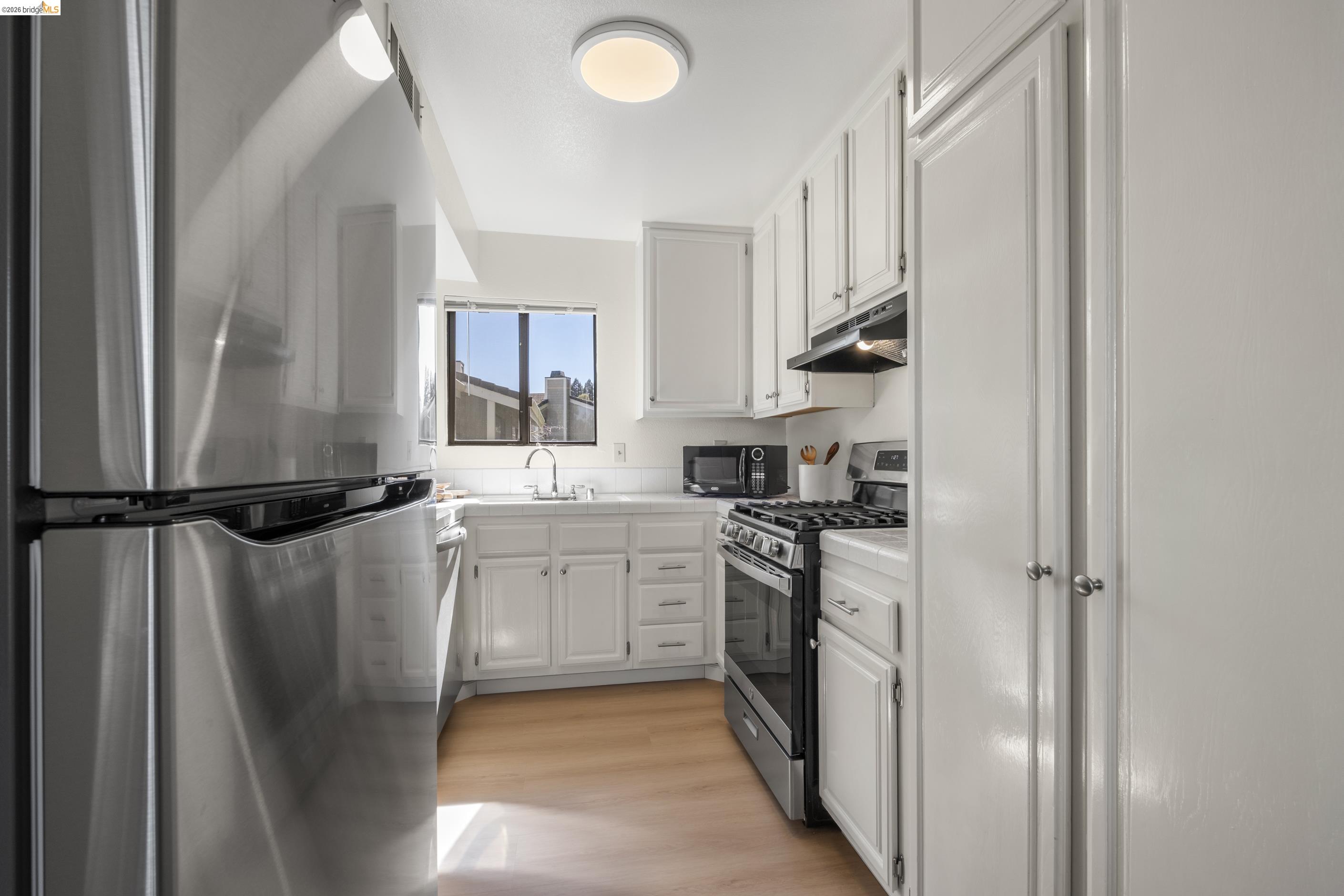 Detail Gallery Image 6 of 26 For 214 Apollo #3,  Hercules,  CA 94547 - 2 Beds | 1/1 Baths