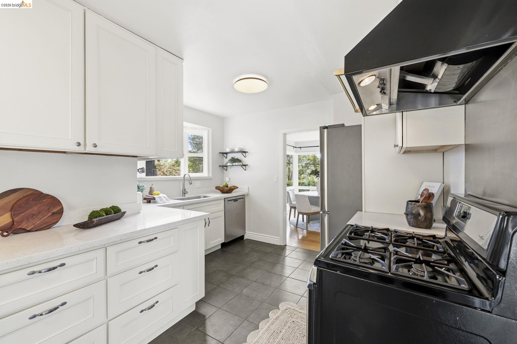 Detail Gallery Image 11 of 58 For 5701 Snake Rd, Oakland,  CA 94611 - 2 Beds | 2 Baths