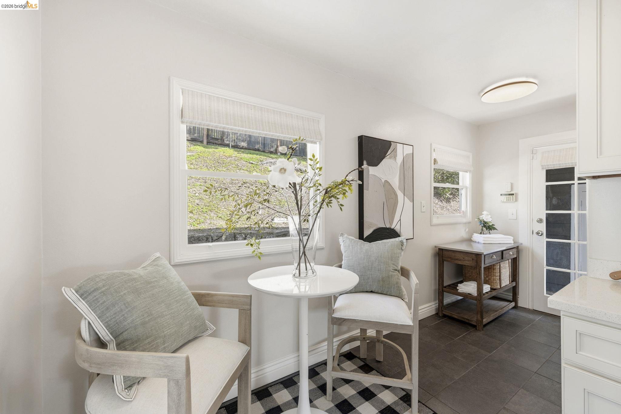 Detail Gallery Image 12 of 58 For 5701 Snake Rd, Oakland,  CA 94611 - 2 Beds | 2 Baths