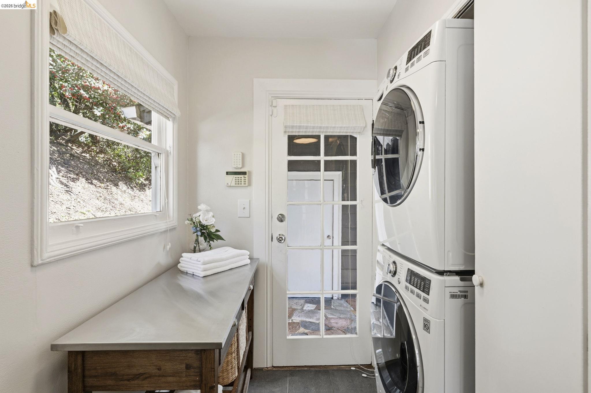 Detail Gallery Image 13 of 58 For 5701 Snake Rd, Oakland,  CA 94611 - 2 Beds | 2 Baths