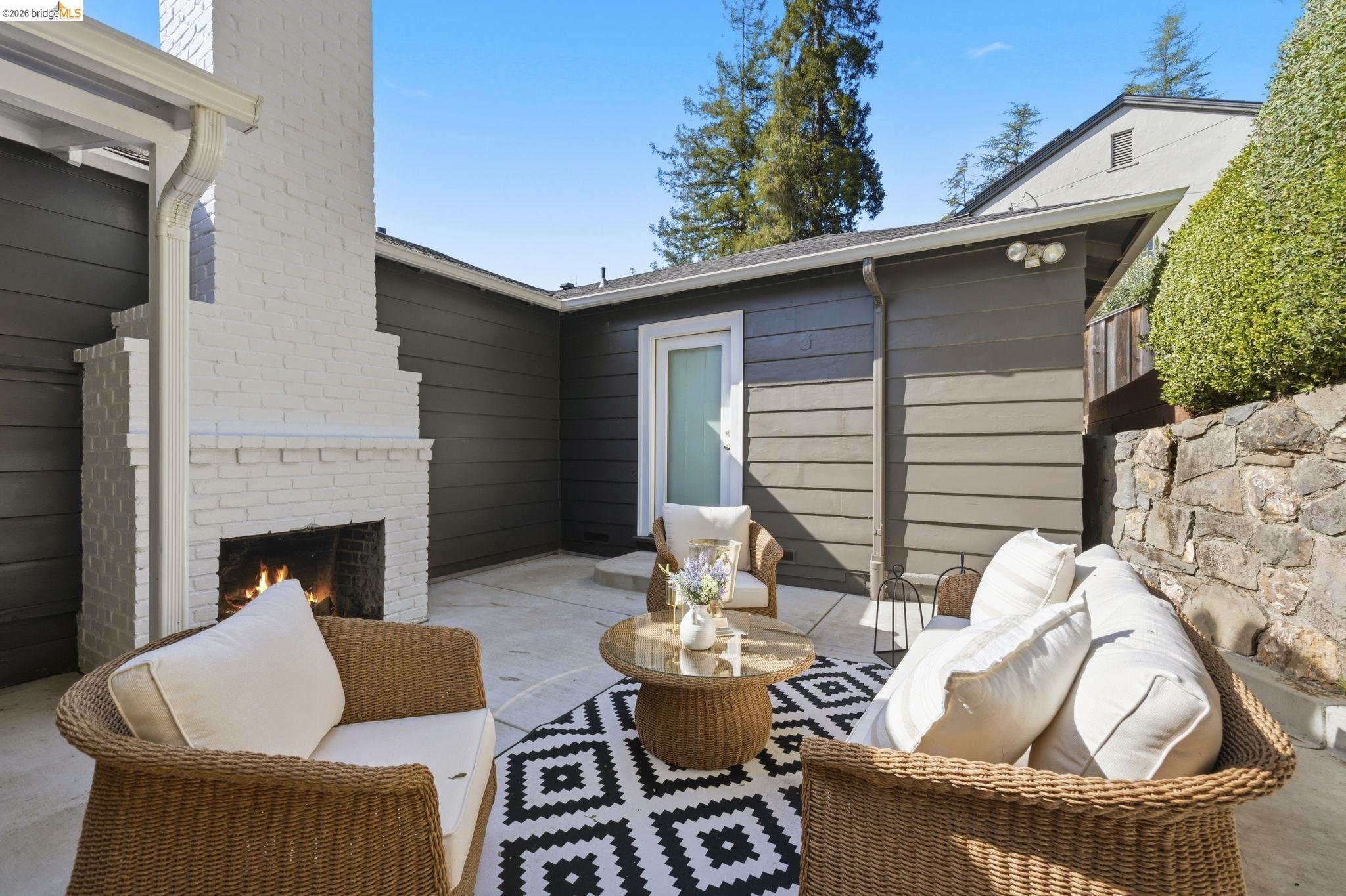 Detail Gallery Image 15 of 58 For 5701 Snake Rd, Oakland,  CA 94611 - 2 Beds | 2 Baths