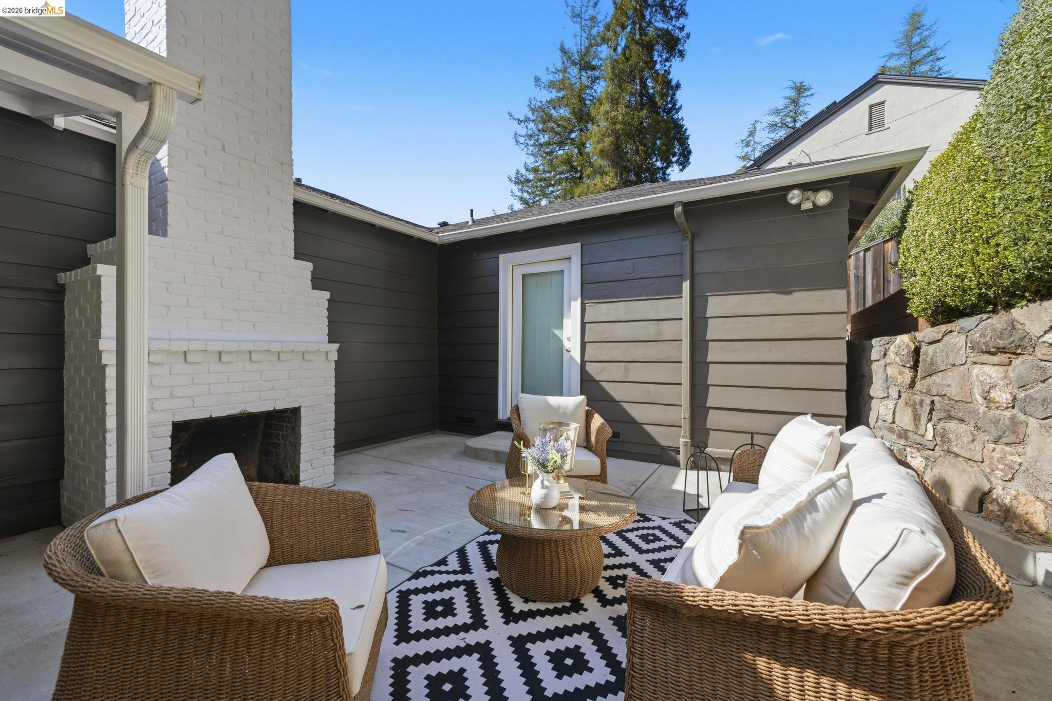 Detail Gallery Image 16 of 58 For 5701 Snake Rd, Oakland,  CA 94611 - 2 Beds | 2 Baths