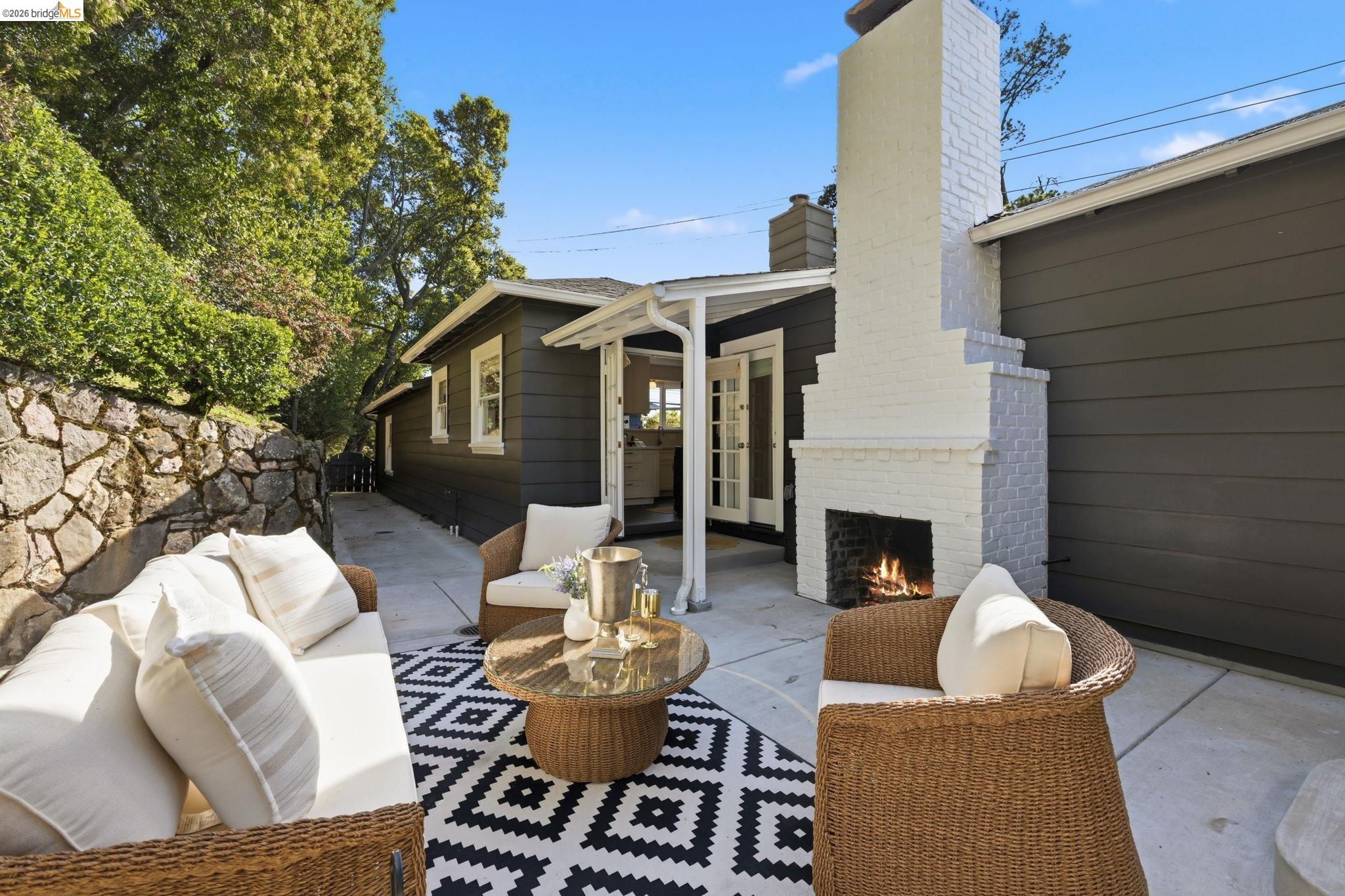 Detail Gallery Image 17 of 58 For 5701 Snake Rd, Oakland,  CA 94611 - 2 Beds | 2 Baths