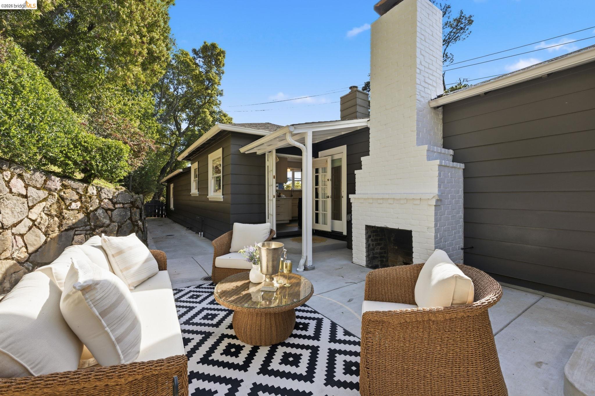 Detail Gallery Image 18 of 58 For 5701 Snake Rd, Oakland,  CA 94611 - 2 Beds | 2 Baths