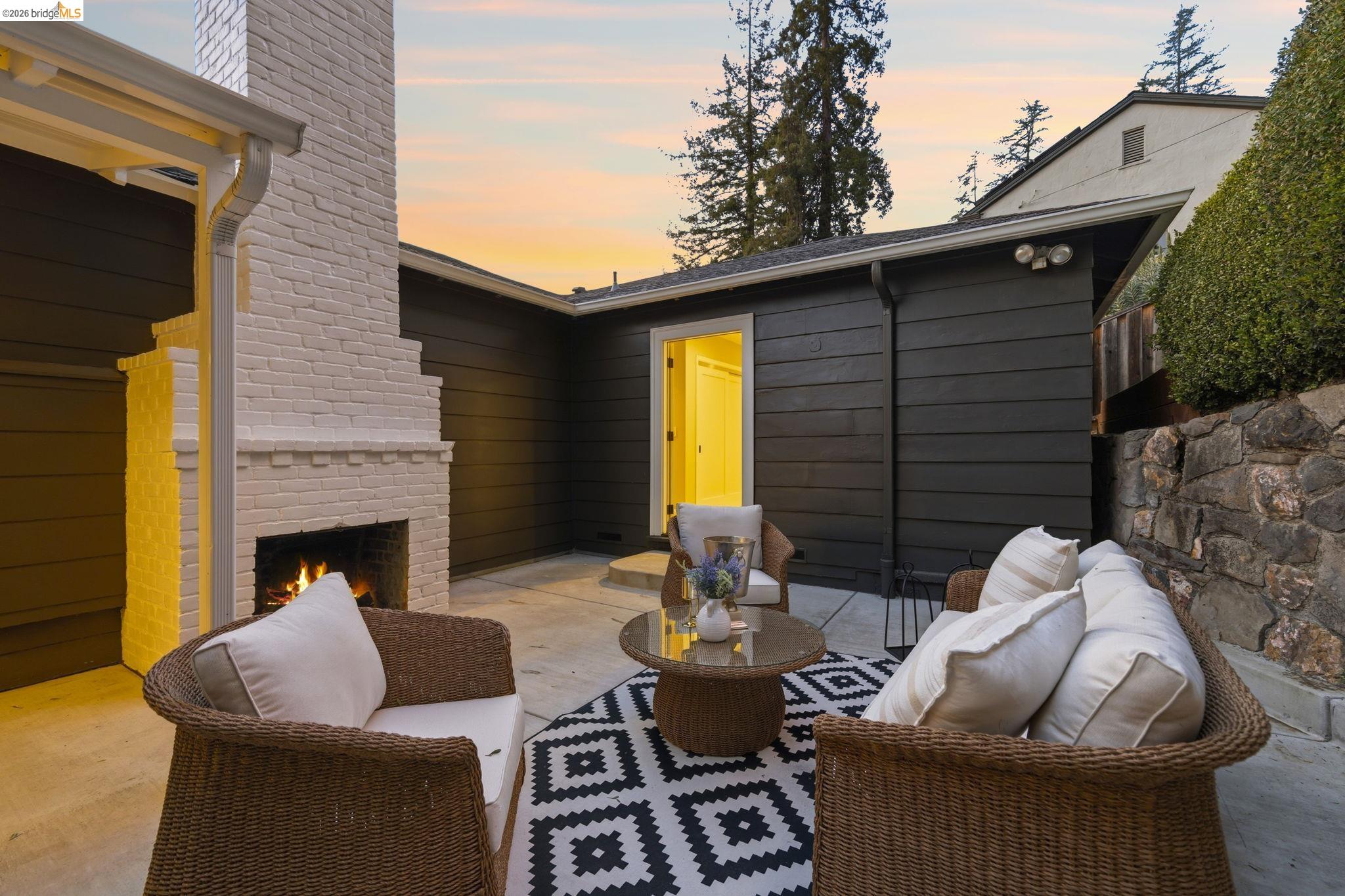 Detail Gallery Image 19 of 58 For 5701 Snake Rd, Oakland,  CA 94611 - 2 Beds | 2 Baths