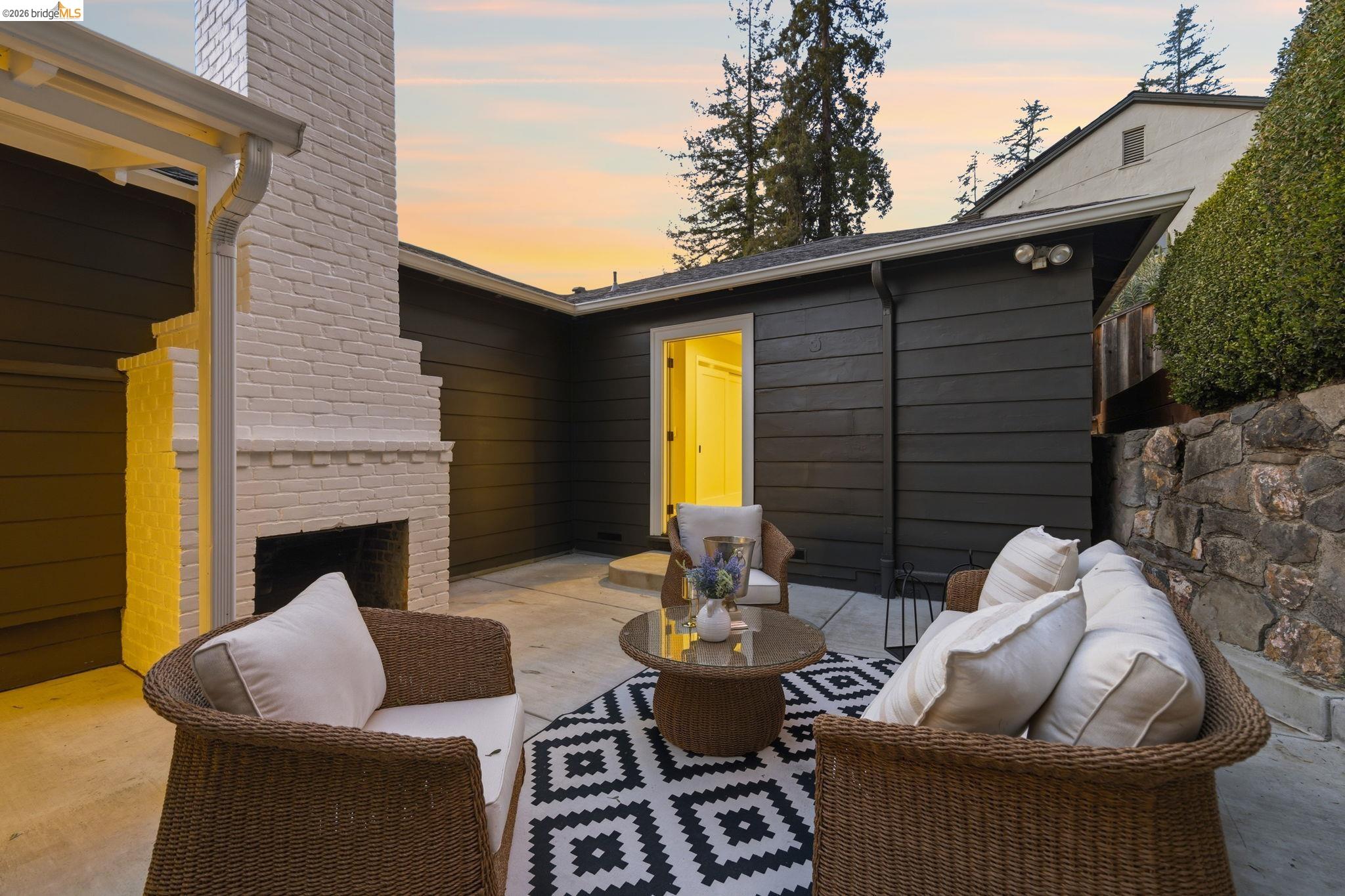 Detail Gallery Image 20 of 58 For 5701 Snake Rd, Oakland,  CA 94611 - 2 Beds | 2 Baths