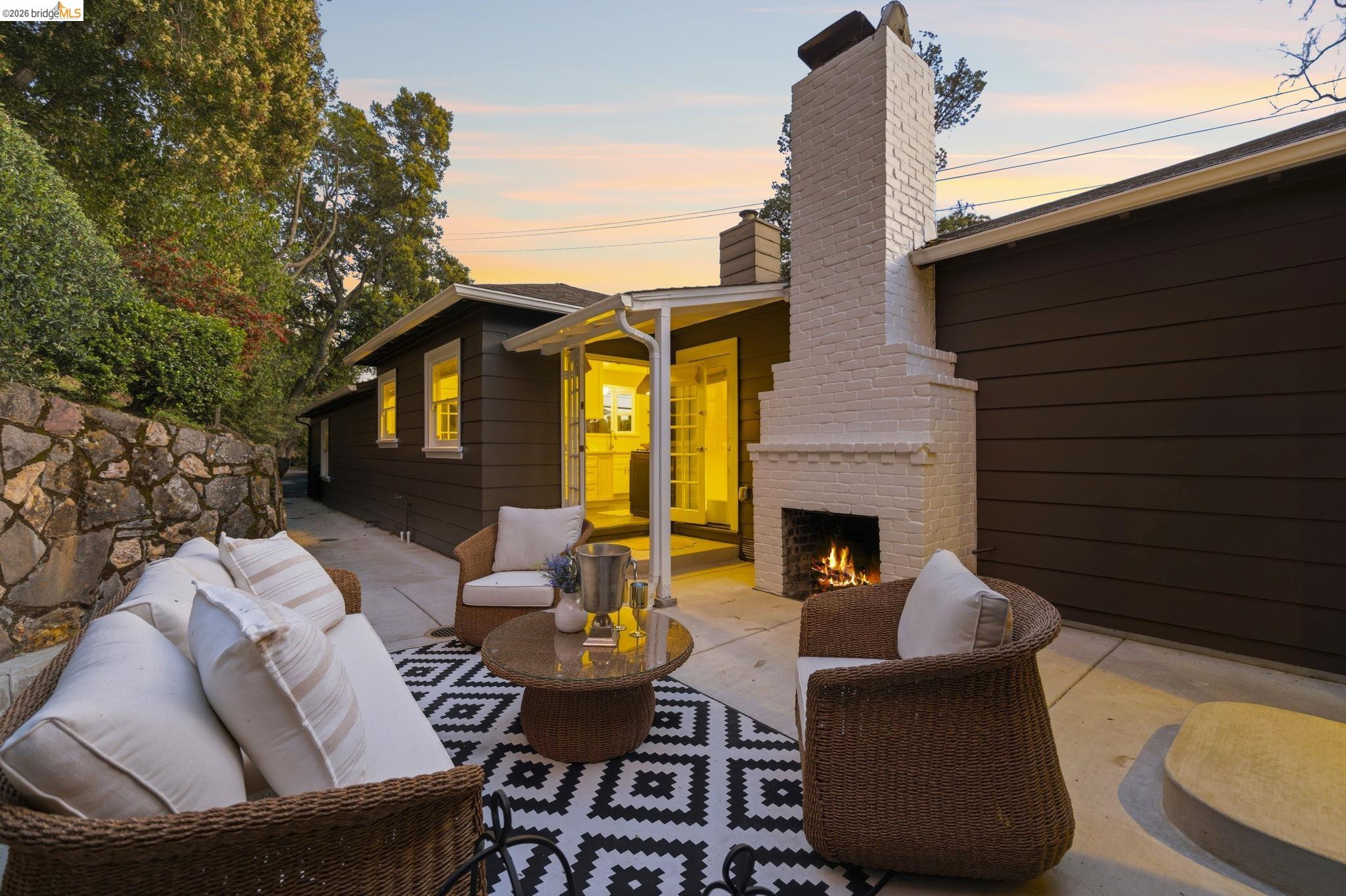 Detail Gallery Image 21 of 58 For 5701 Snake Rd, Oakland,  CA 94611 - 2 Beds | 2 Baths