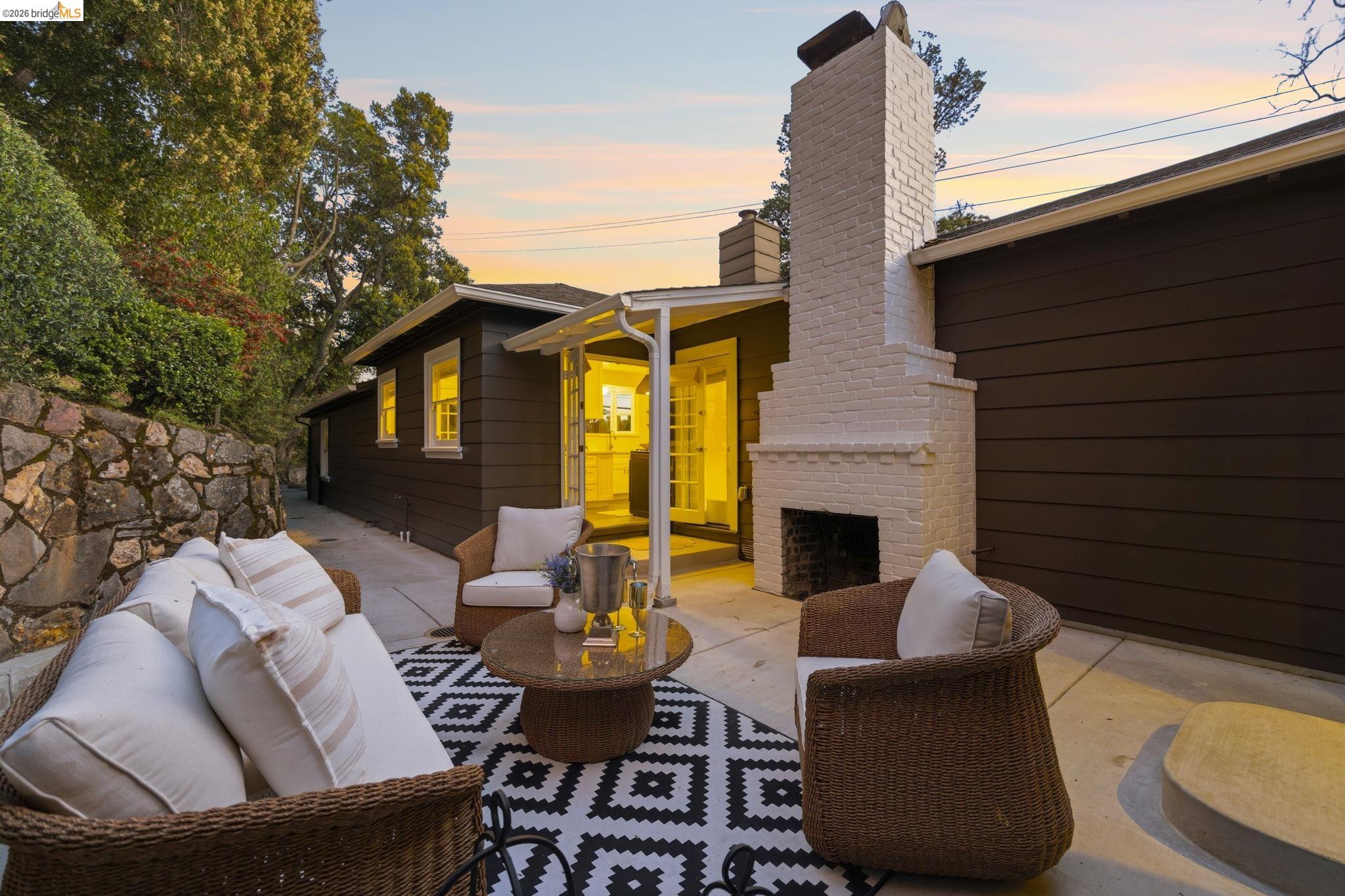 Detail Gallery Image 22 of 58 For 5701 Snake Rd, Oakland,  CA 94611 - 2 Beds | 2 Baths