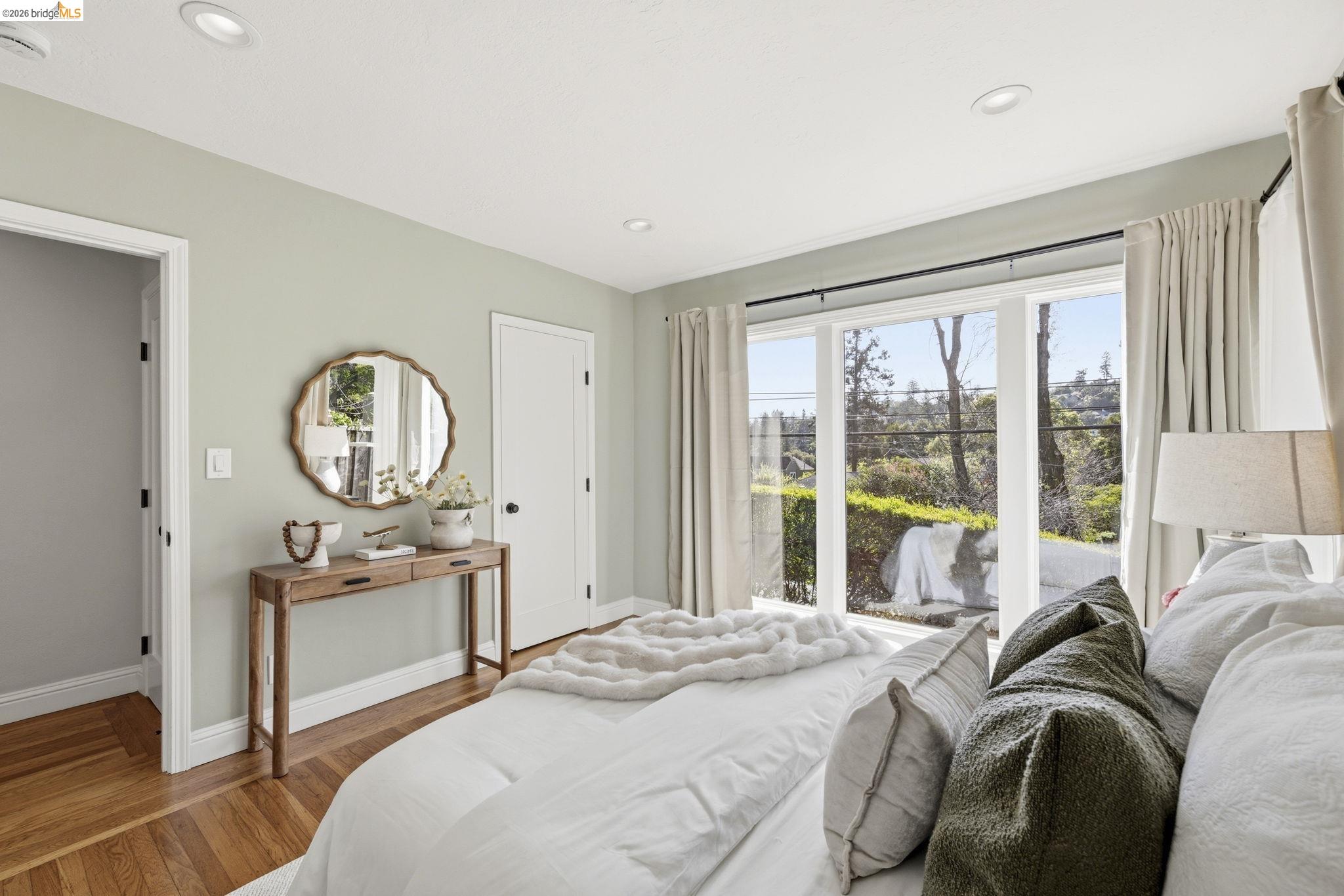 Detail Gallery Image 24 of 58 For 5701 Snake Rd, Oakland,  CA 94611 - 2 Beds | 2 Baths