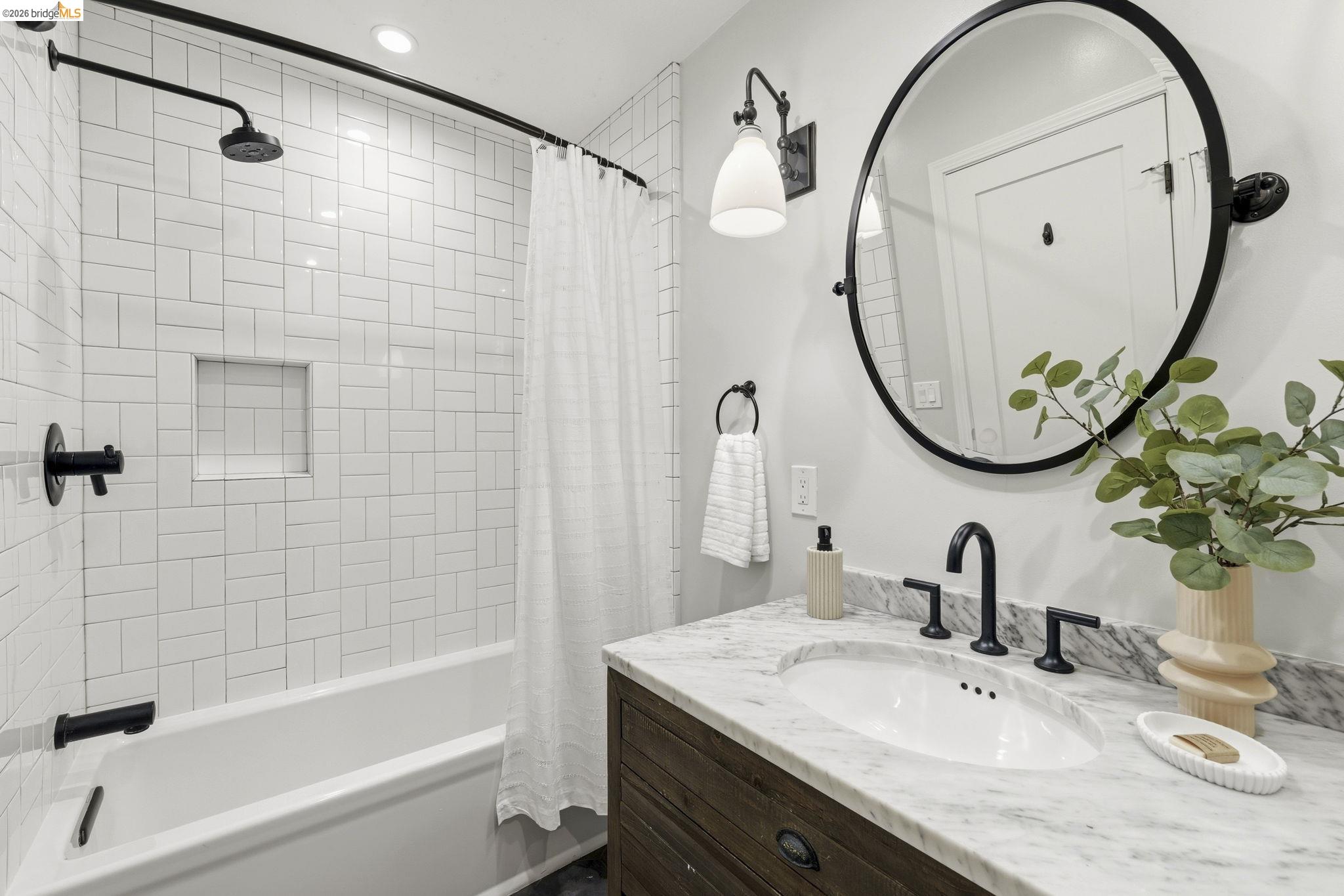 Detail Gallery Image 26 of 58 For 5701 Snake Rd, Oakland,  CA 94611 - 2 Beds | 2 Baths