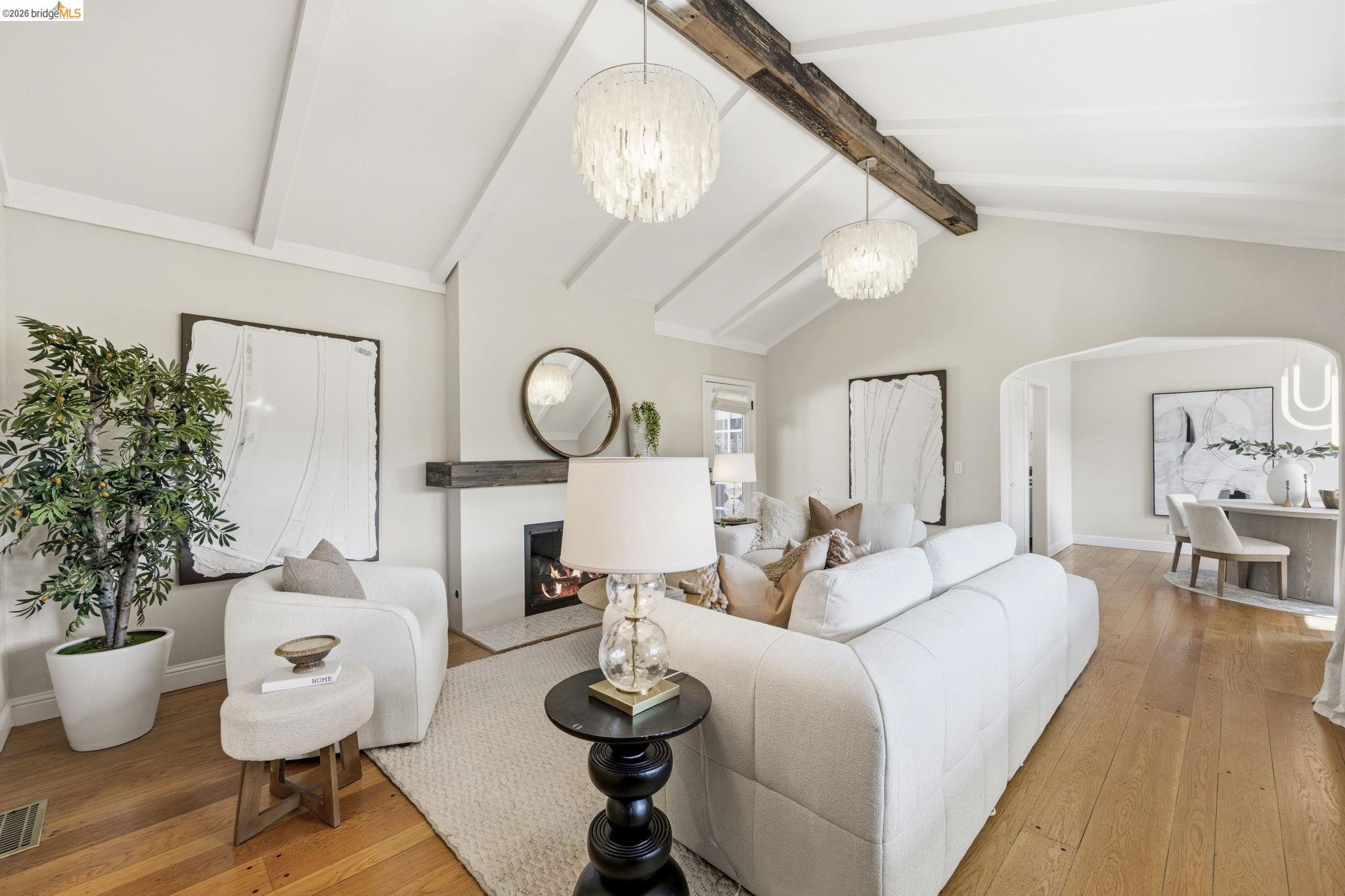 Detail Gallery Image 4 of 58 For 5701 Snake Rd, Oakland,  CA 94611 - 2 Beds | 2 Baths