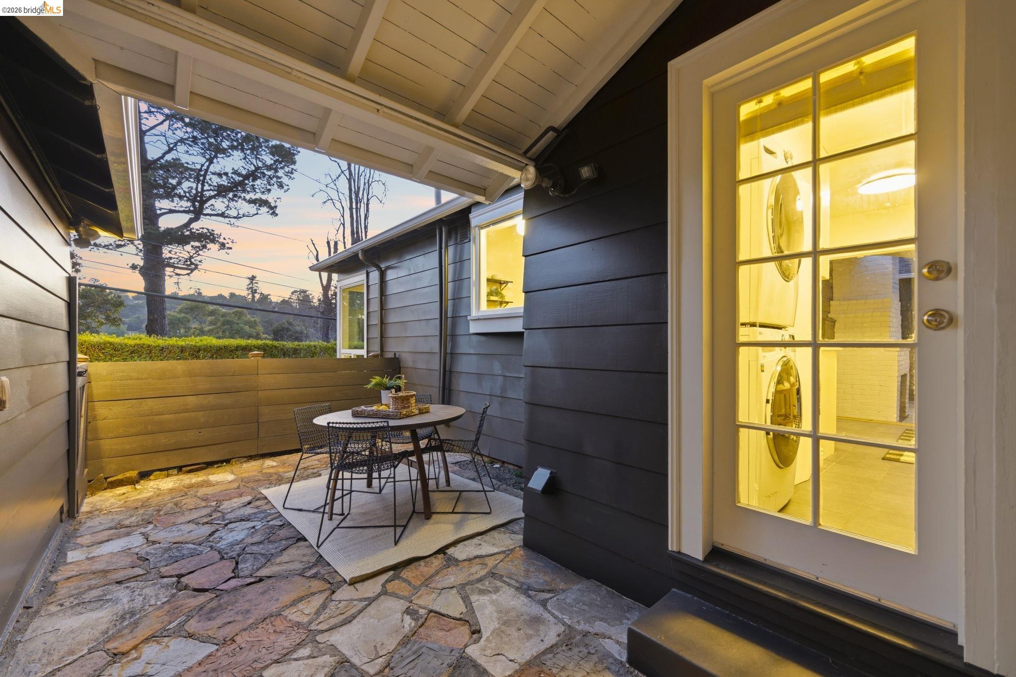 Detail Gallery Image 35 of 58 For 5701 Snake Rd, Oakland,  CA 94611 - 2 Beds | 2 Baths