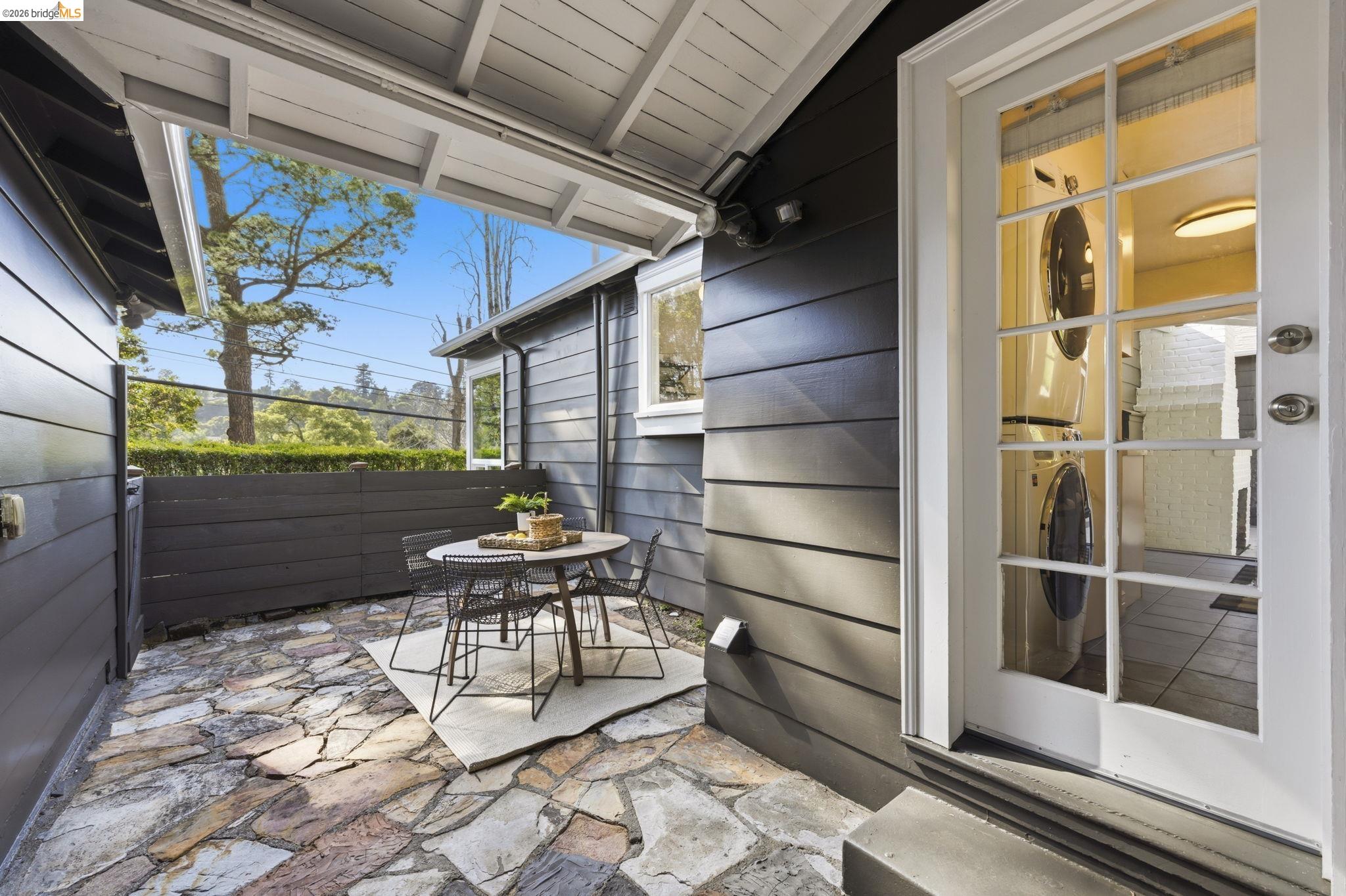 Detail Gallery Image 36 of 58 For 5701 Snake Rd, Oakland,  CA 94611 - 2 Beds | 2 Baths