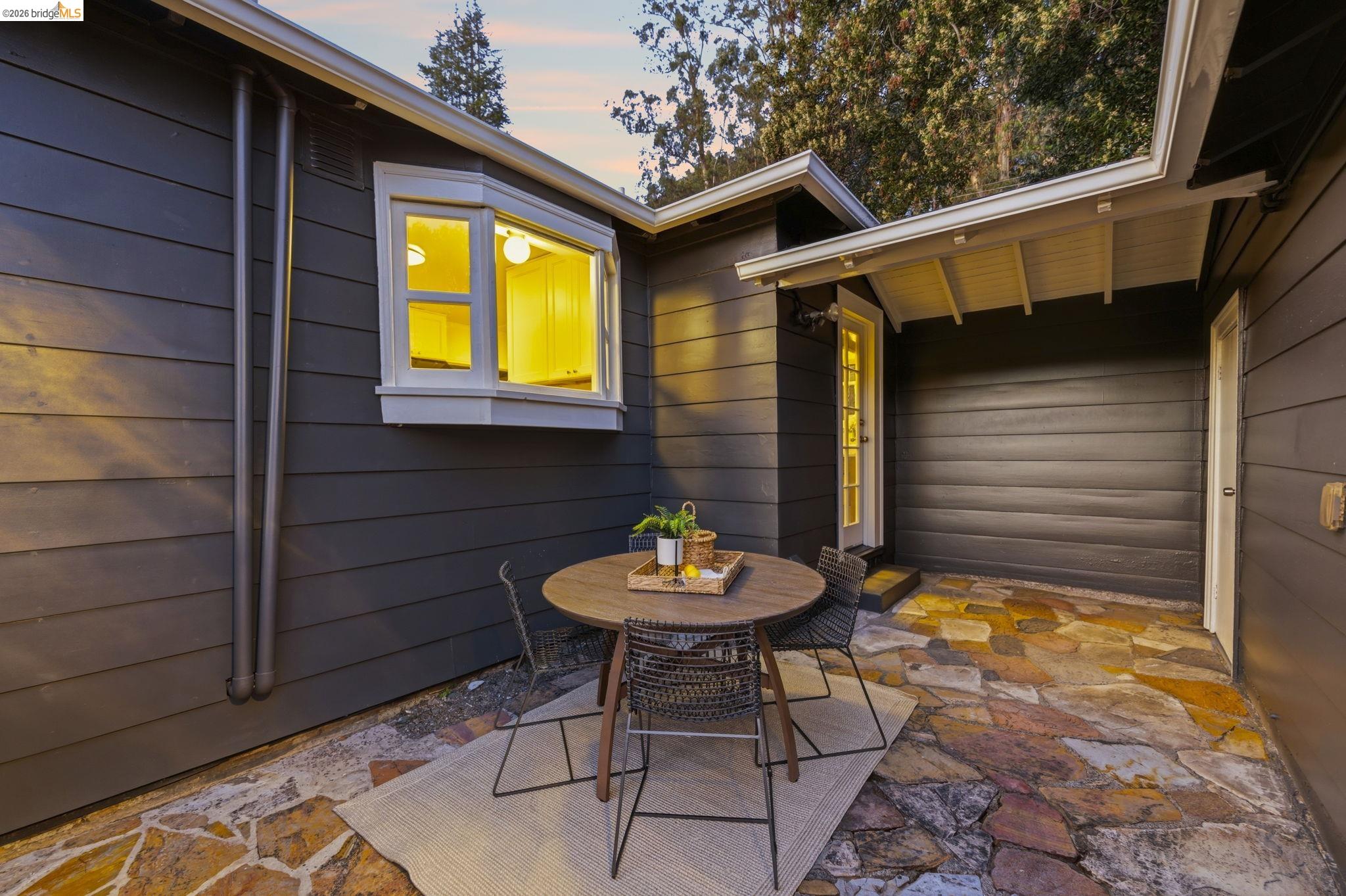 Detail Gallery Image 37 of 58 For 5701 Snake Rd, Oakland,  CA 94611 - 2 Beds | 2 Baths