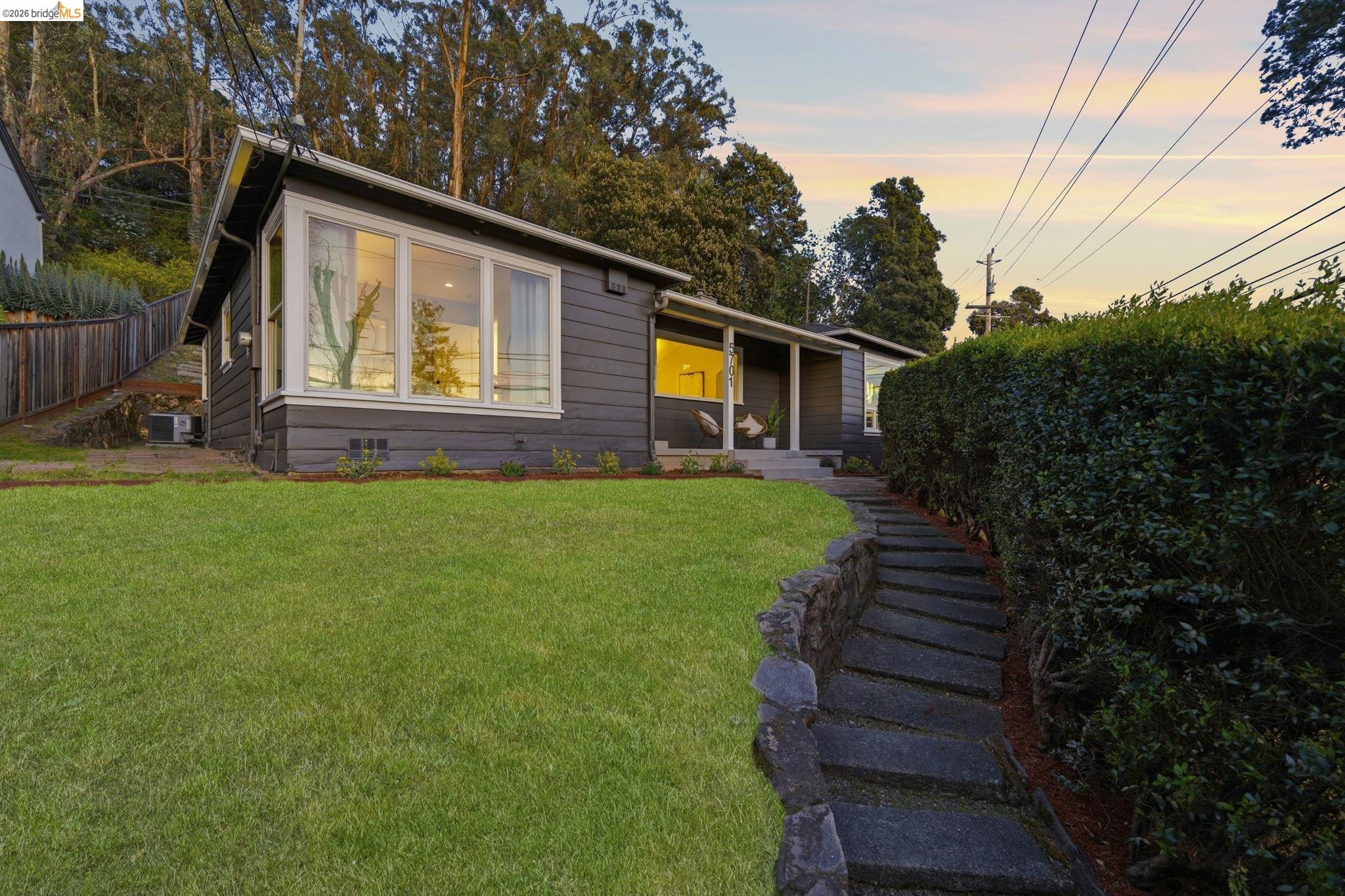 Detail Gallery Image 39 of 58 For 5701 Snake Rd, Oakland,  CA 94611 - 2 Beds | 2 Baths