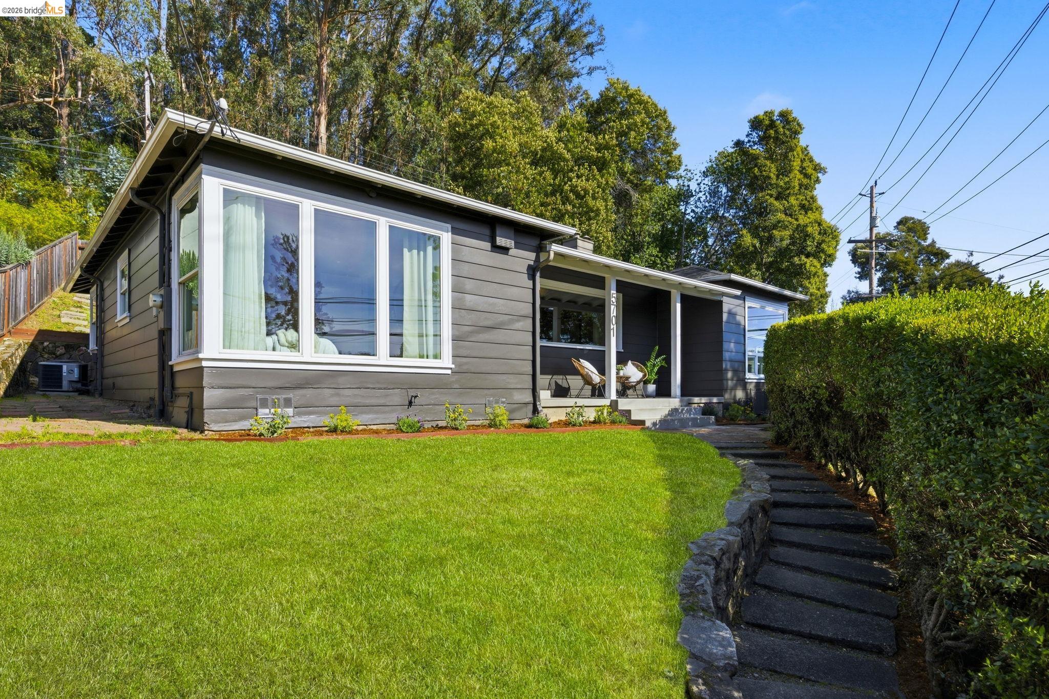 Detail Gallery Image 40 of 58 For 5701 Snake Rd, Oakland,  CA 94611 - 2 Beds | 2 Baths