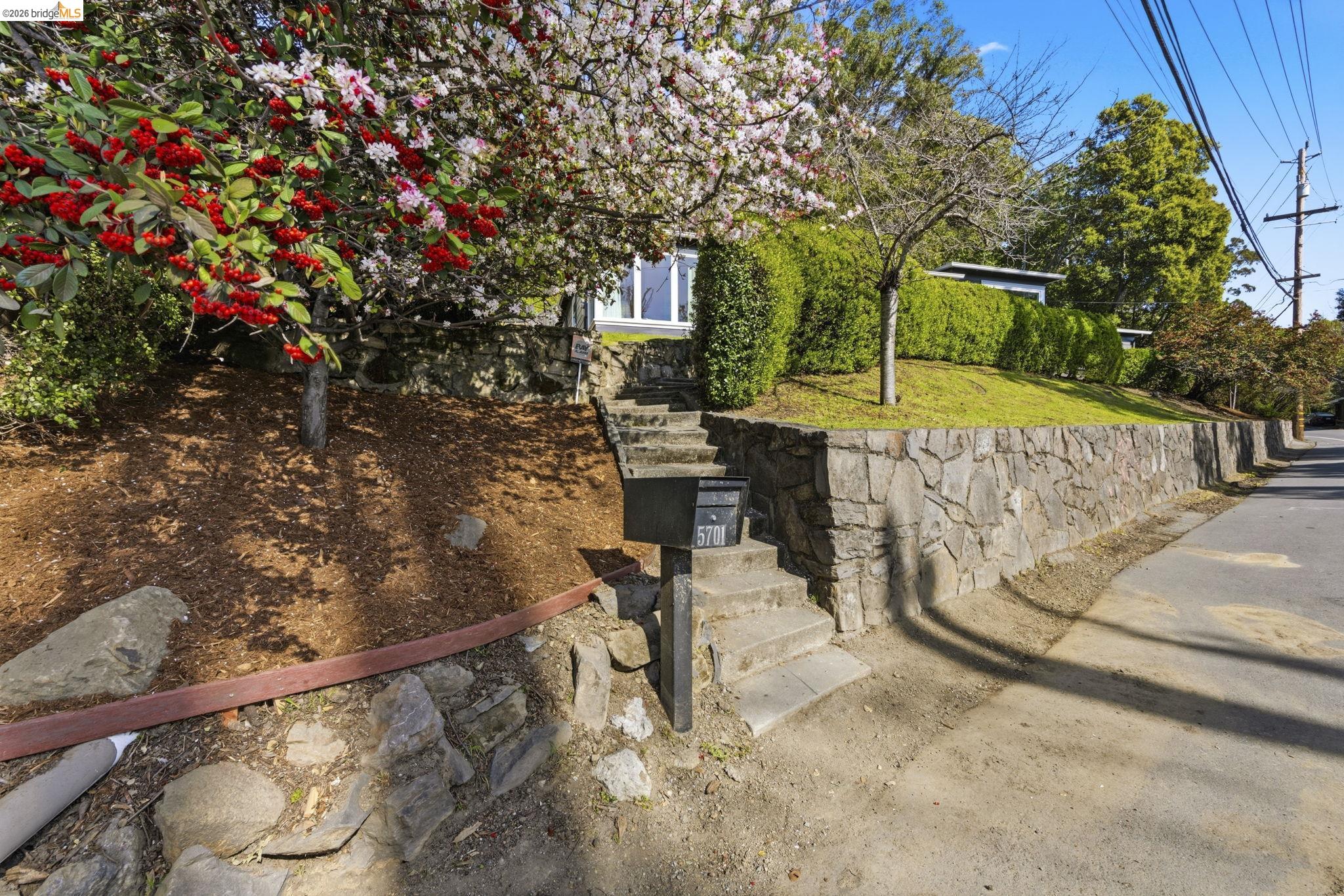 Detail Gallery Image 42 of 58 For 5701 Snake Rd, Oakland,  CA 94611 - 2 Beds | 2 Baths