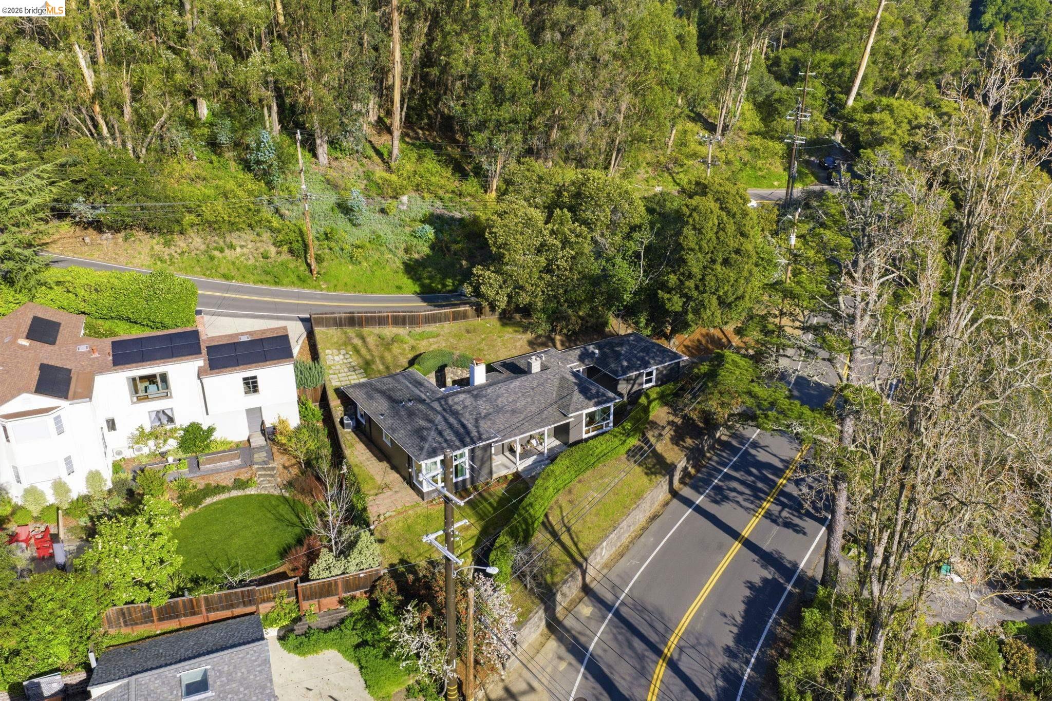 Detail Gallery Image 47 of 58 For 5701 Snake Rd, Oakland,  CA 94611 - 2 Beds | 2 Baths