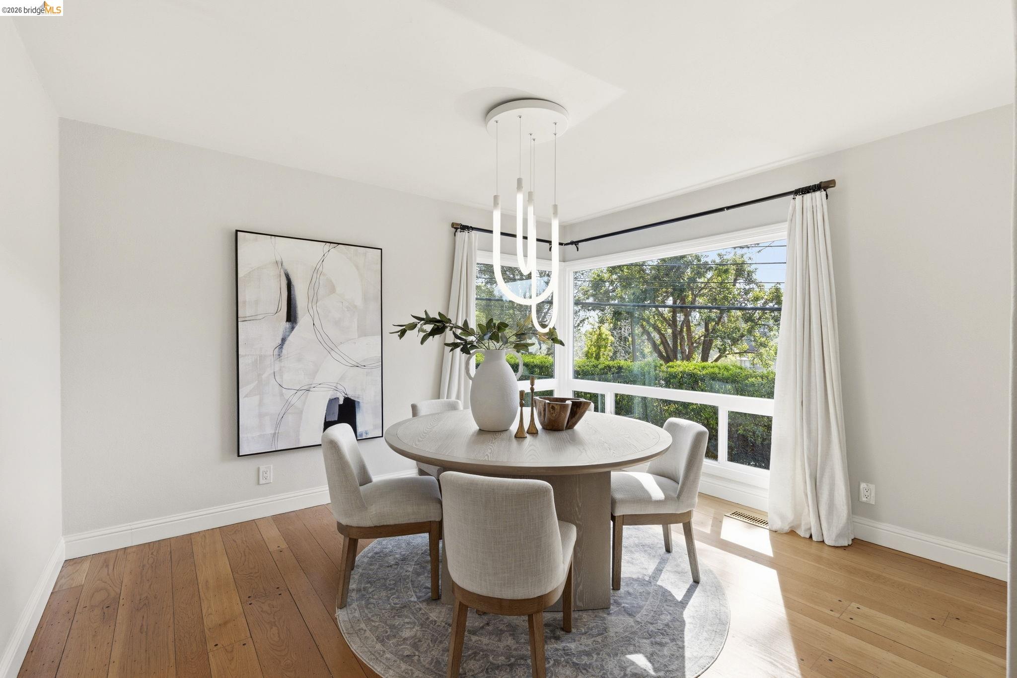 Detail Gallery Image 6 of 58 For 5701 Snake Rd, Oakland,  CA 94611 - 2 Beds | 2 Baths