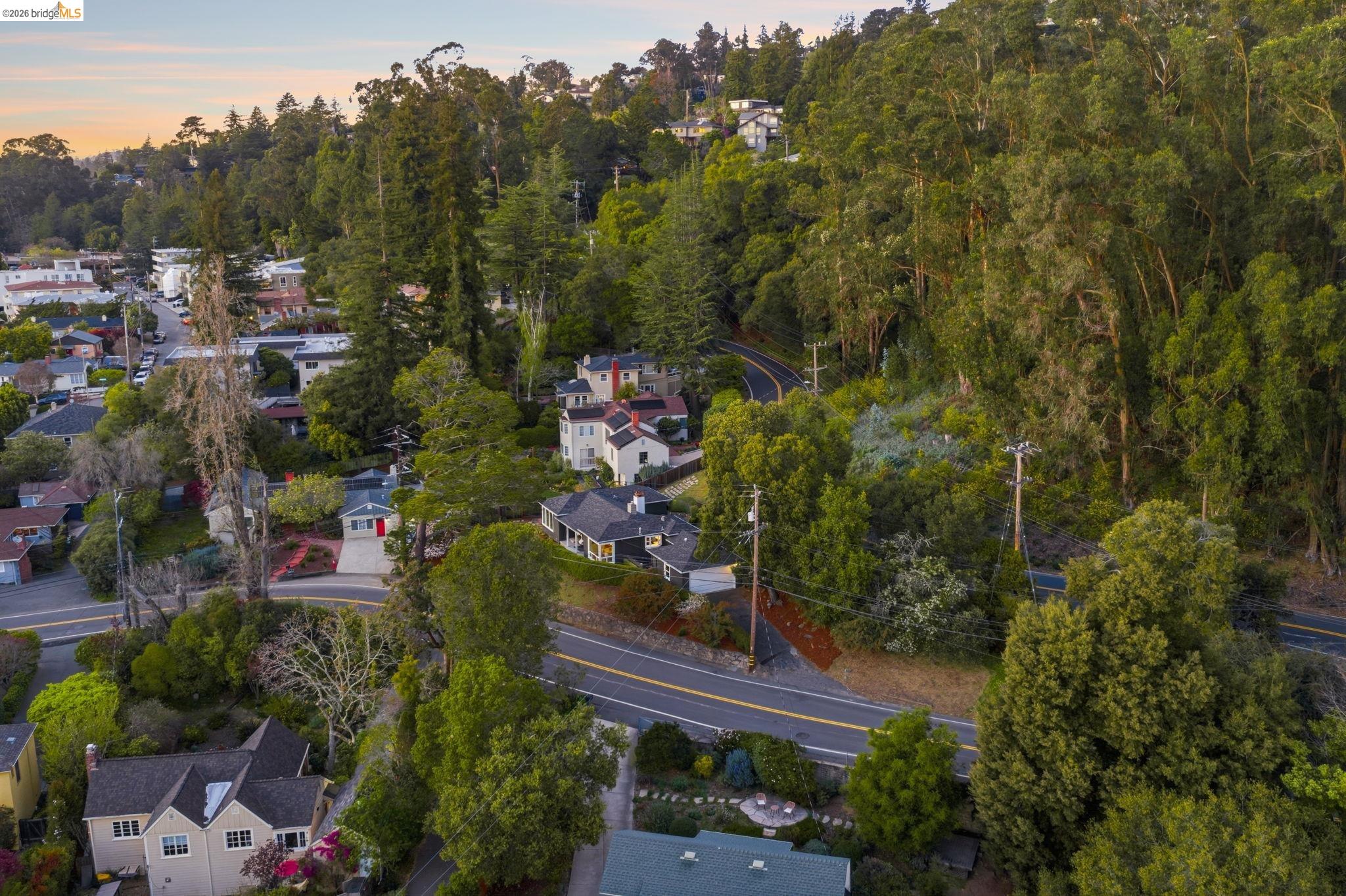 Detail Gallery Image 51 of 58 For 5701 Snake Rd, Oakland,  CA 94611 - 2 Beds | 2 Baths