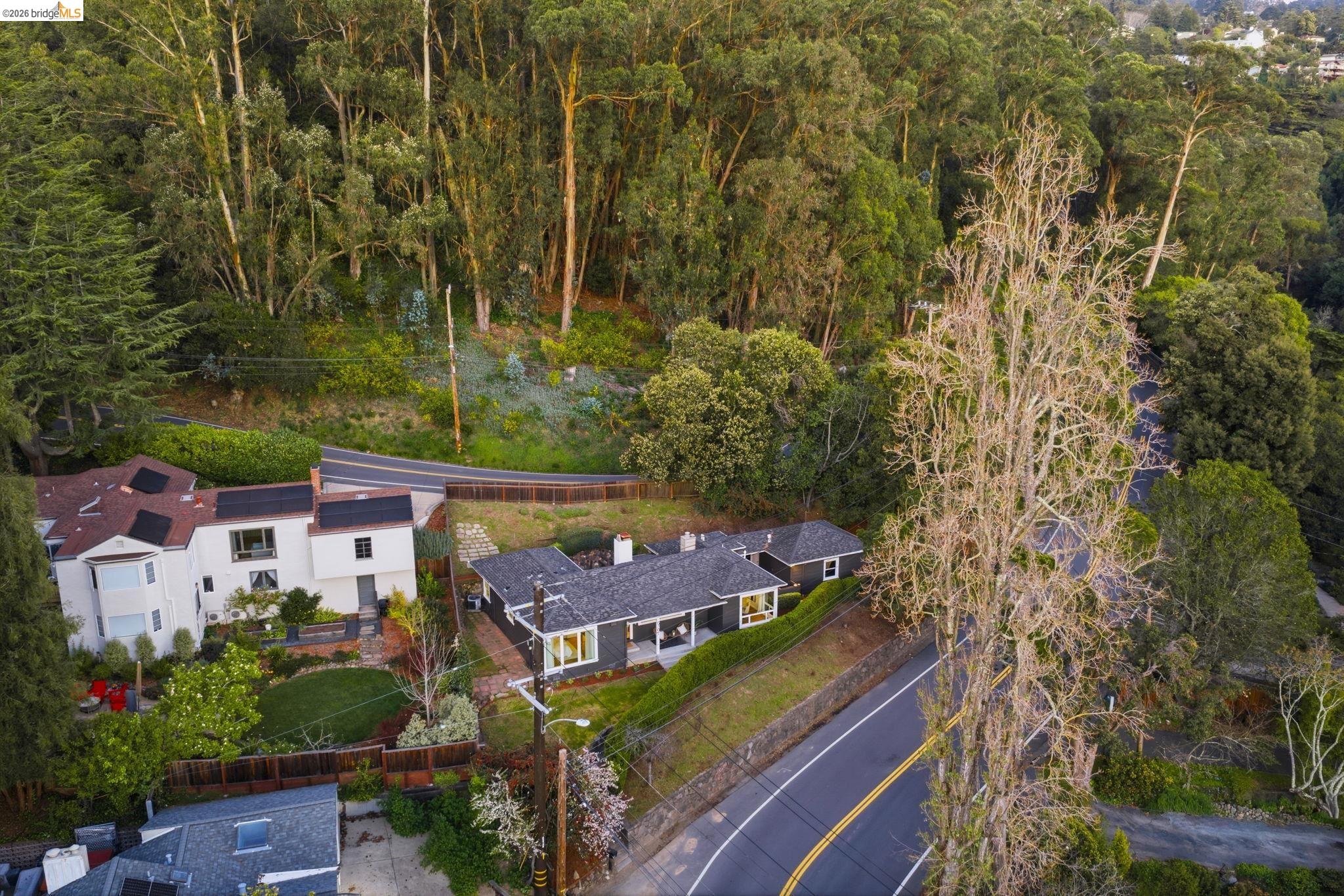 Detail Gallery Image 52 of 58 For 5701 Snake Rd, Oakland,  CA 94611 - 2 Beds | 2 Baths