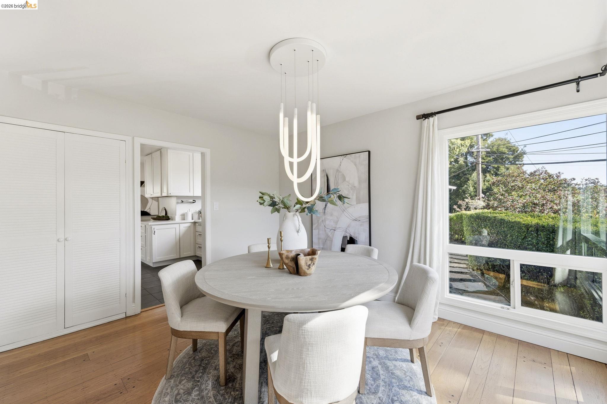 Detail Gallery Image 7 of 58 For 5701 Snake Rd, Oakland,  CA 94611 - 2 Beds | 2 Baths