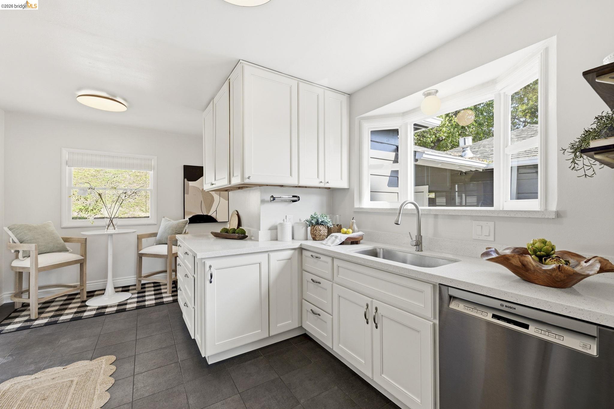 Detail Gallery Image 9 of 58 For 5701 Snake Rd, Oakland,  CA 94611 - 2 Beds | 2 Baths