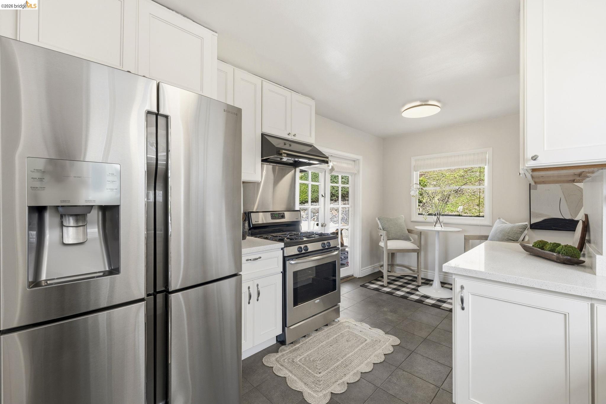 Detail Gallery Image 10 of 58 For 5701 Snake Rd, Oakland,  CA 94611 - 2 Beds | 2 Baths