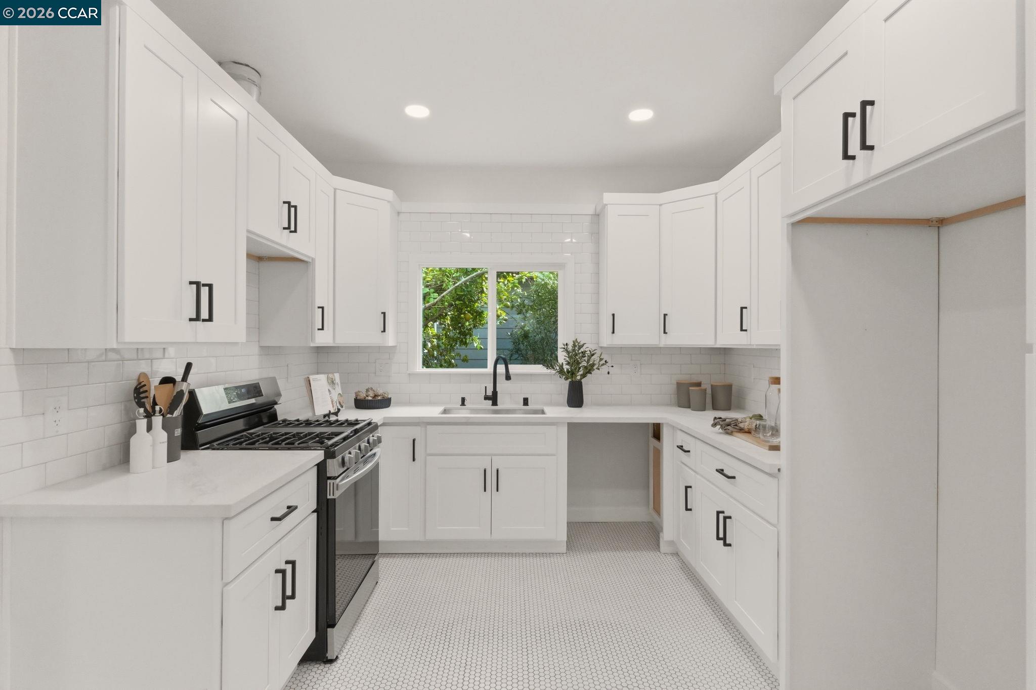 Detail Gallery Image 9 of 58 For 3214 California St, Berkeley,  CA 94703 - 4 Beds | 2 Baths