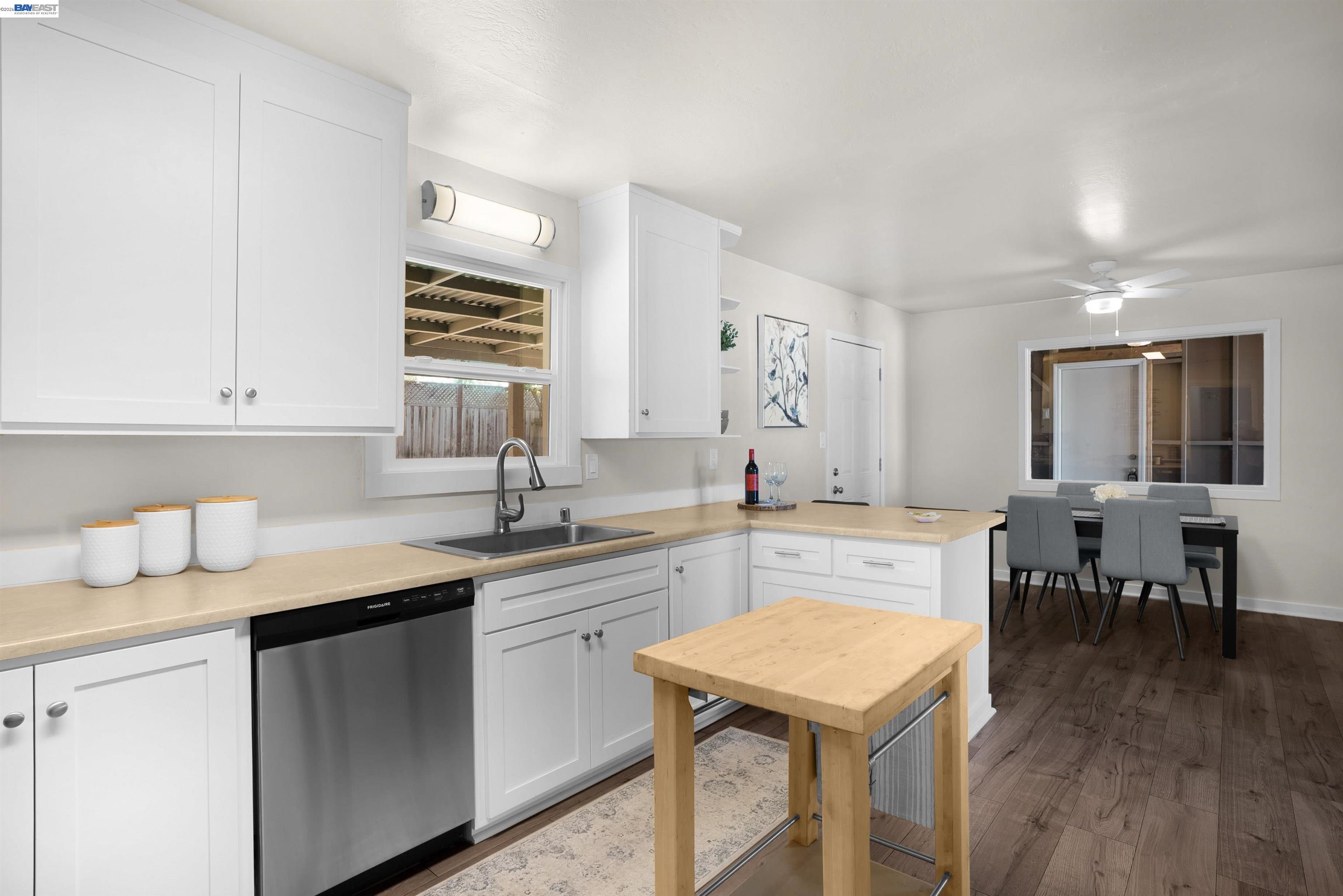 Detail Gallery Image 12 of 26 For 3460 Mayette Ave, Santa Rosa,  CA 95405 - 2 Beds | 1 Baths