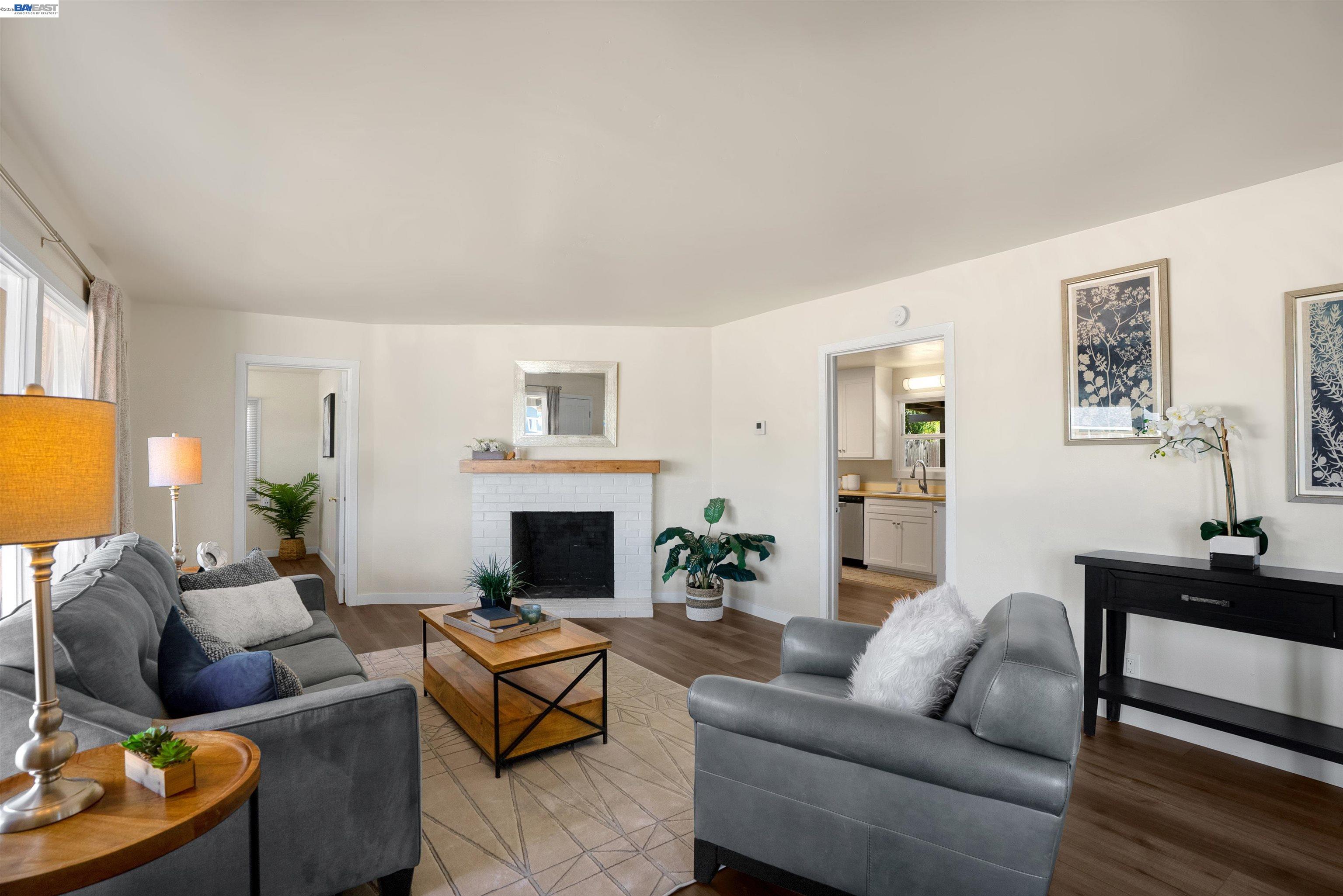 Detail Gallery Image 4 of 26 For 3460 Mayette Ave, Santa Rosa,  CA 95405 - 2 Beds | 1 Baths