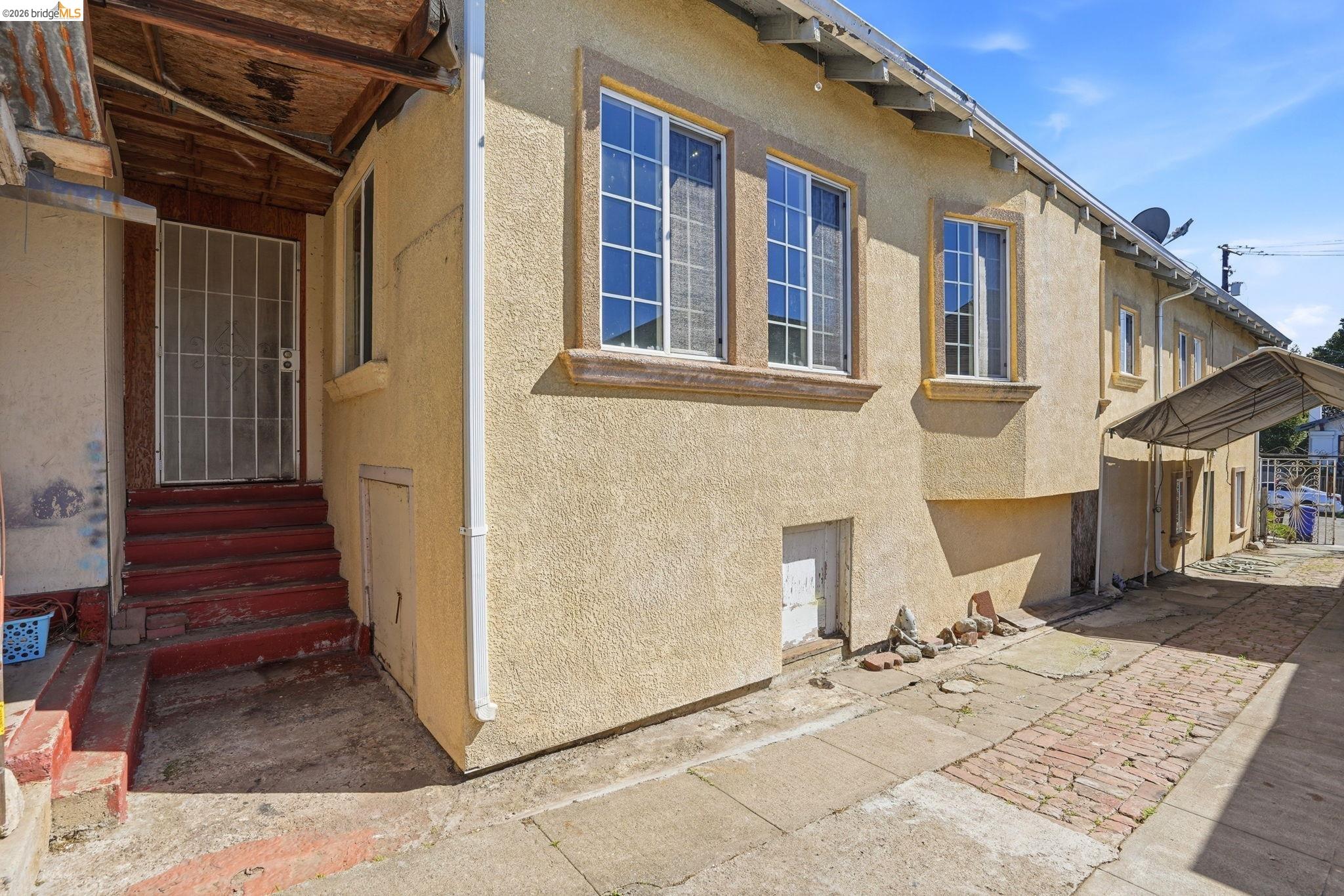 Detail Gallery Image 4 of 28 For 2015 50th Ave, Oakland,  CA 94601 - 3 Beds | 2 Baths