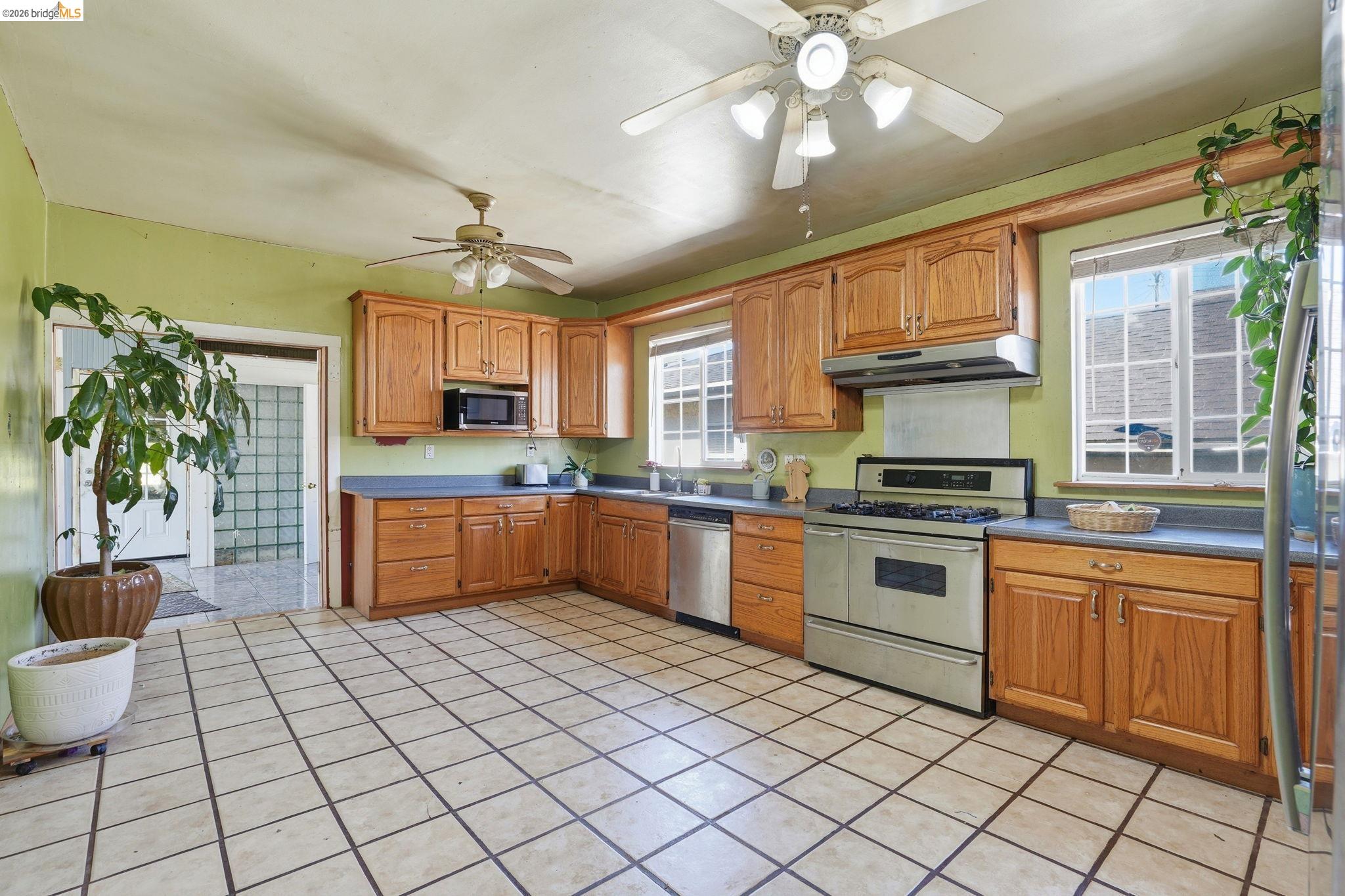 Detail Gallery Image 10 of 28 For 2015 50th Ave, Oakland,  CA 94601 - 3 Beds | 2 Baths