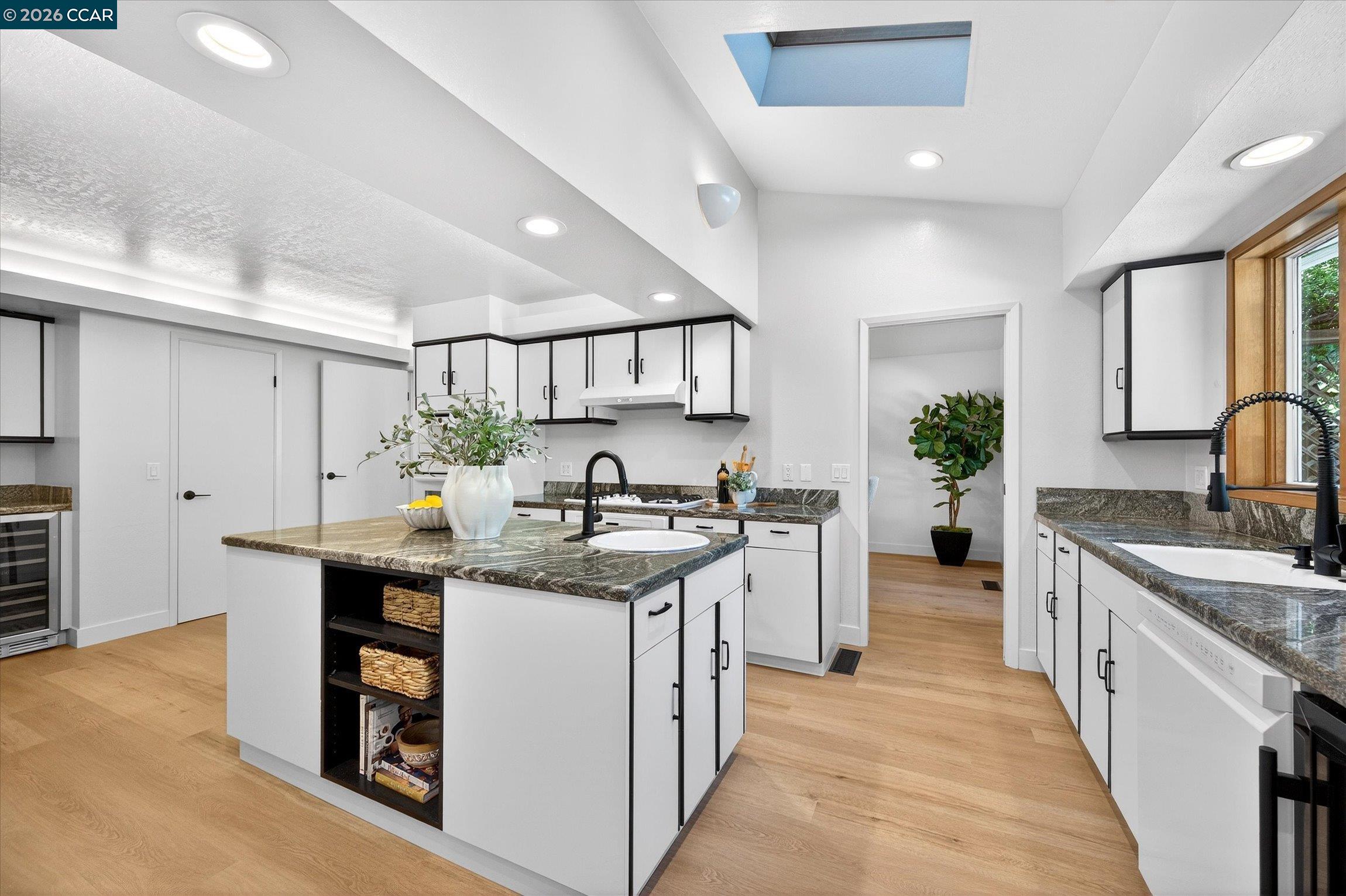 Detail Gallery Image 16 of 55 For 1950 Whitecliff Ct, Walnut Creek,  CA 94596 - 5 Beds | 4 Baths