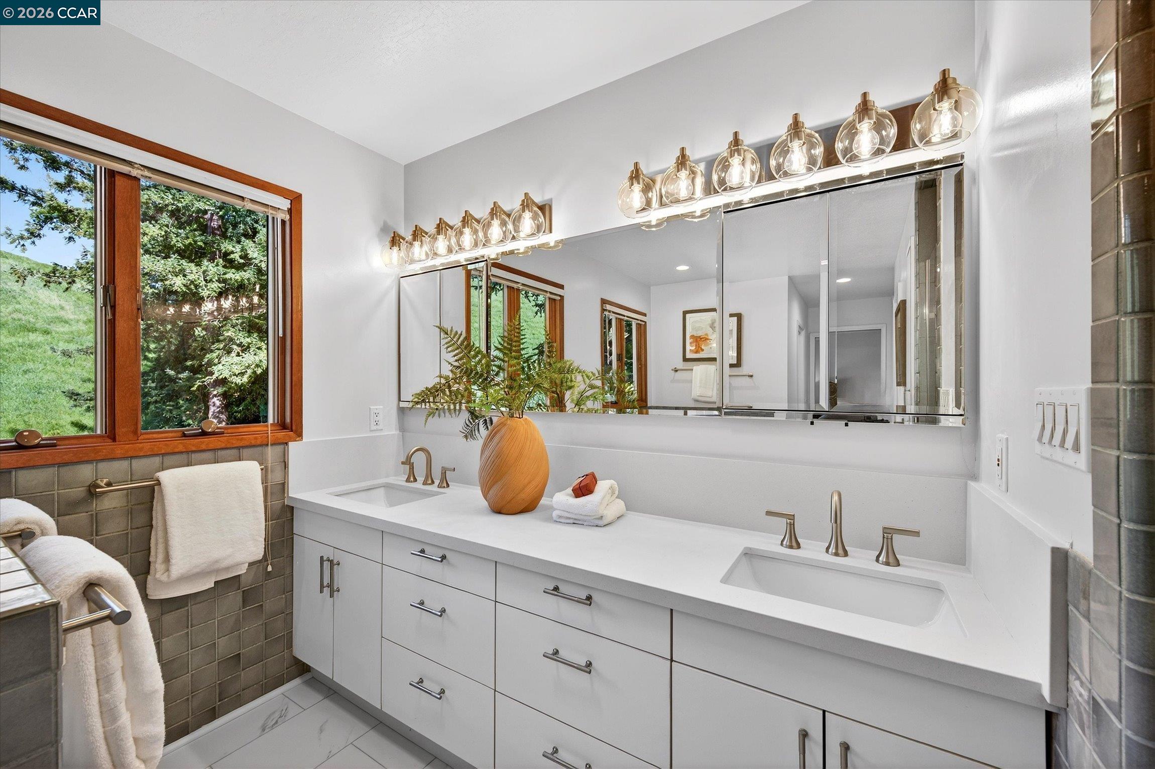 Detail Gallery Image 31 of 55 For 1950 Whitecliff Ct, Walnut Creek,  CA 94596 - 5 Beds | 4 Baths