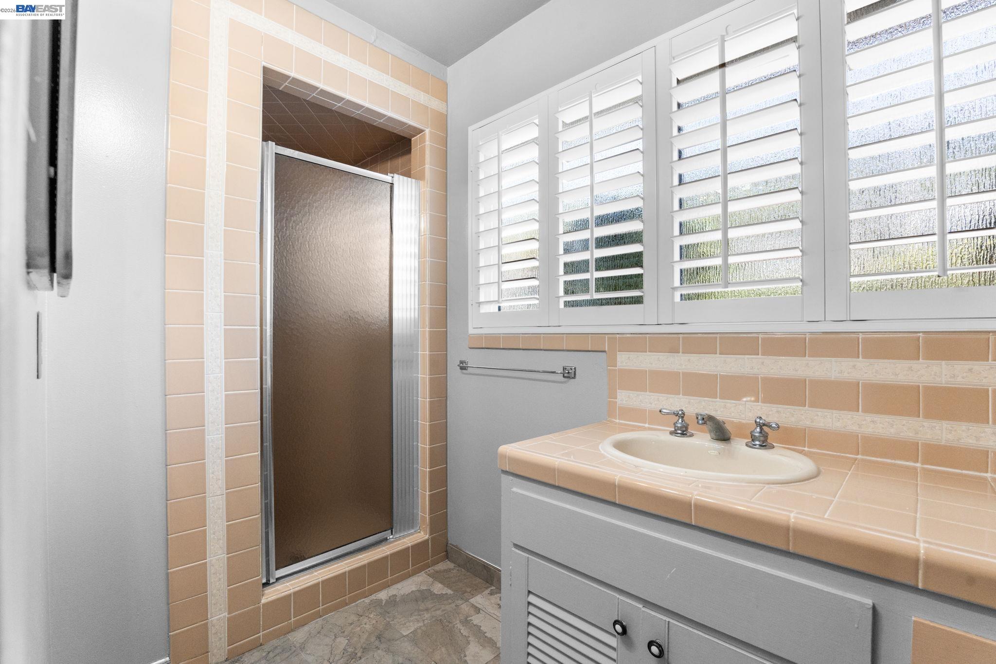 Detail Gallery Image 13 of 36 For 8445 Aster Ave, Oakland,  CA 94605 - 3 Beds | 1/1 Baths