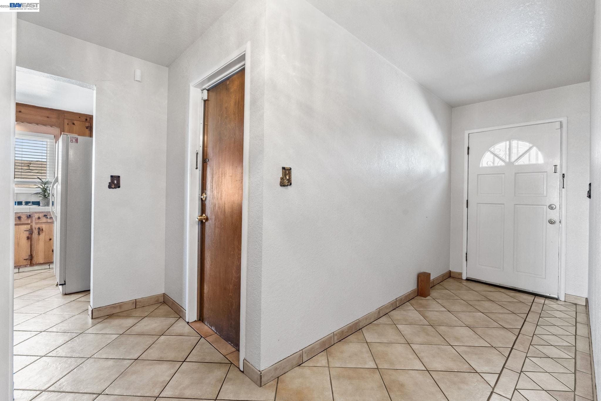 Detail Gallery Image 4 of 36 For 8445 Aster Ave, Oakland,  CA 94605 - 3 Beds | 1/1 Baths