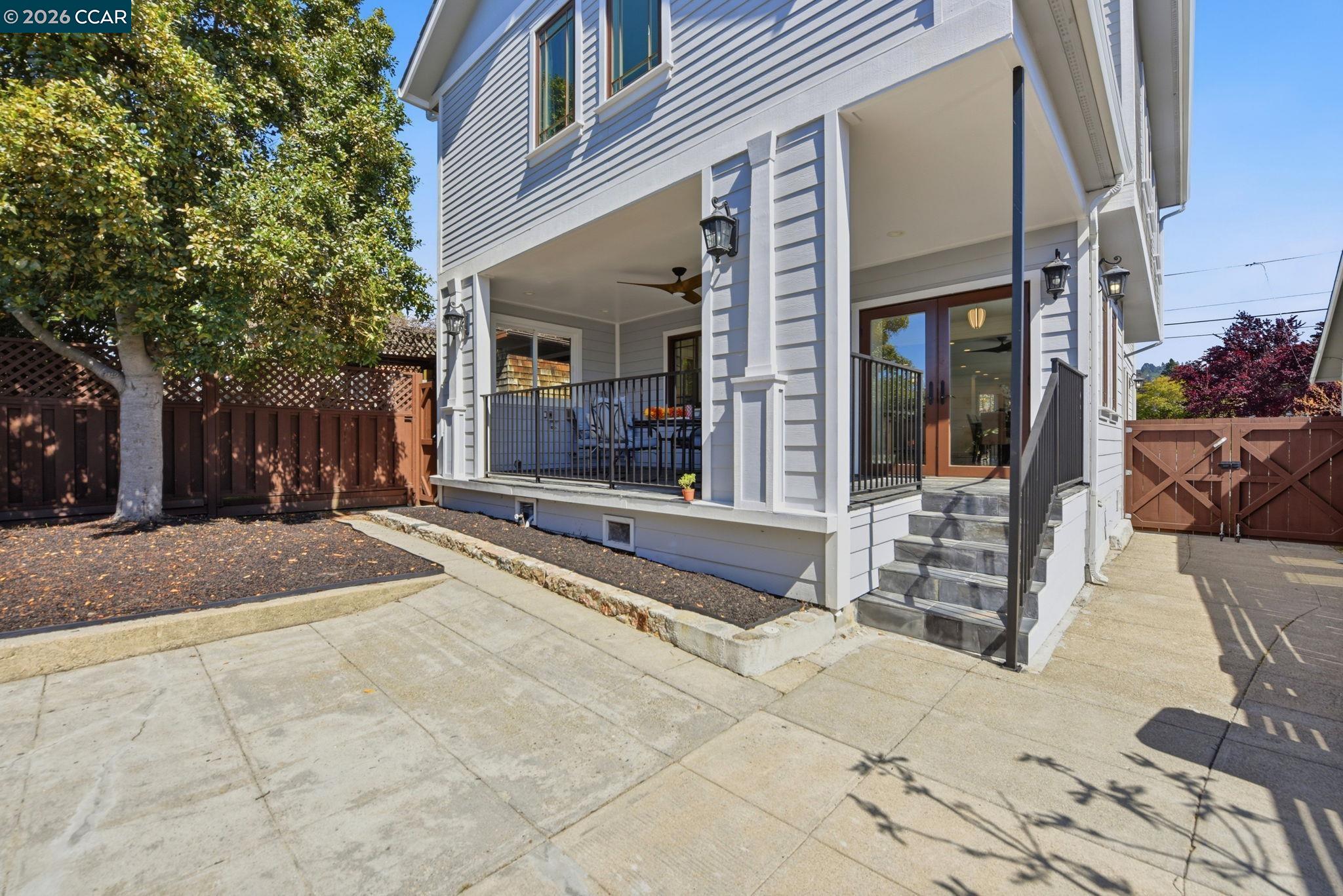 Detail Gallery Image 4 of 43 For 1036 Ramona Ave, Albany,  CA 94706-2515 - 4 Beds | 3/1 Baths