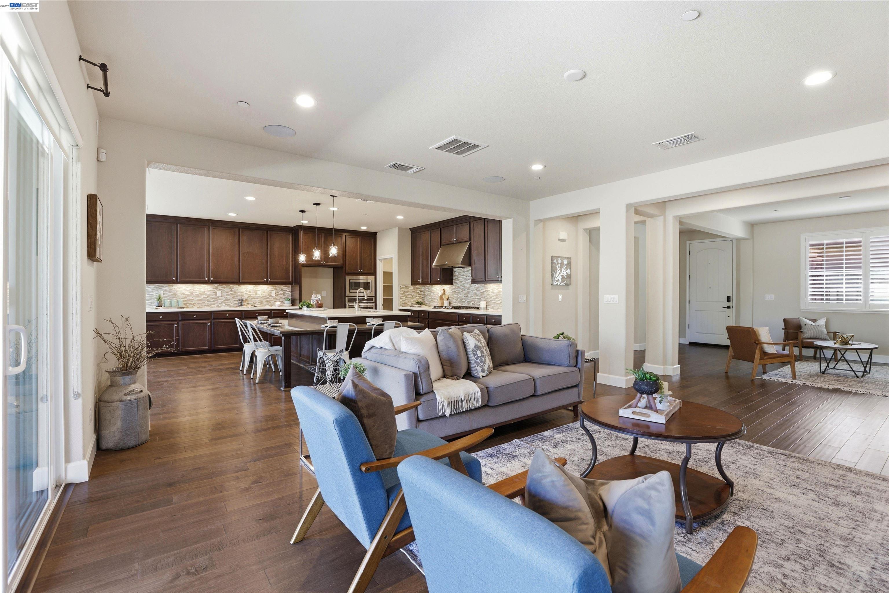 Detail Gallery Image 9 of 41 For 215 E Cara Ct, Mountain House,  CA 95391 - 3 Beds | 2/1 Baths