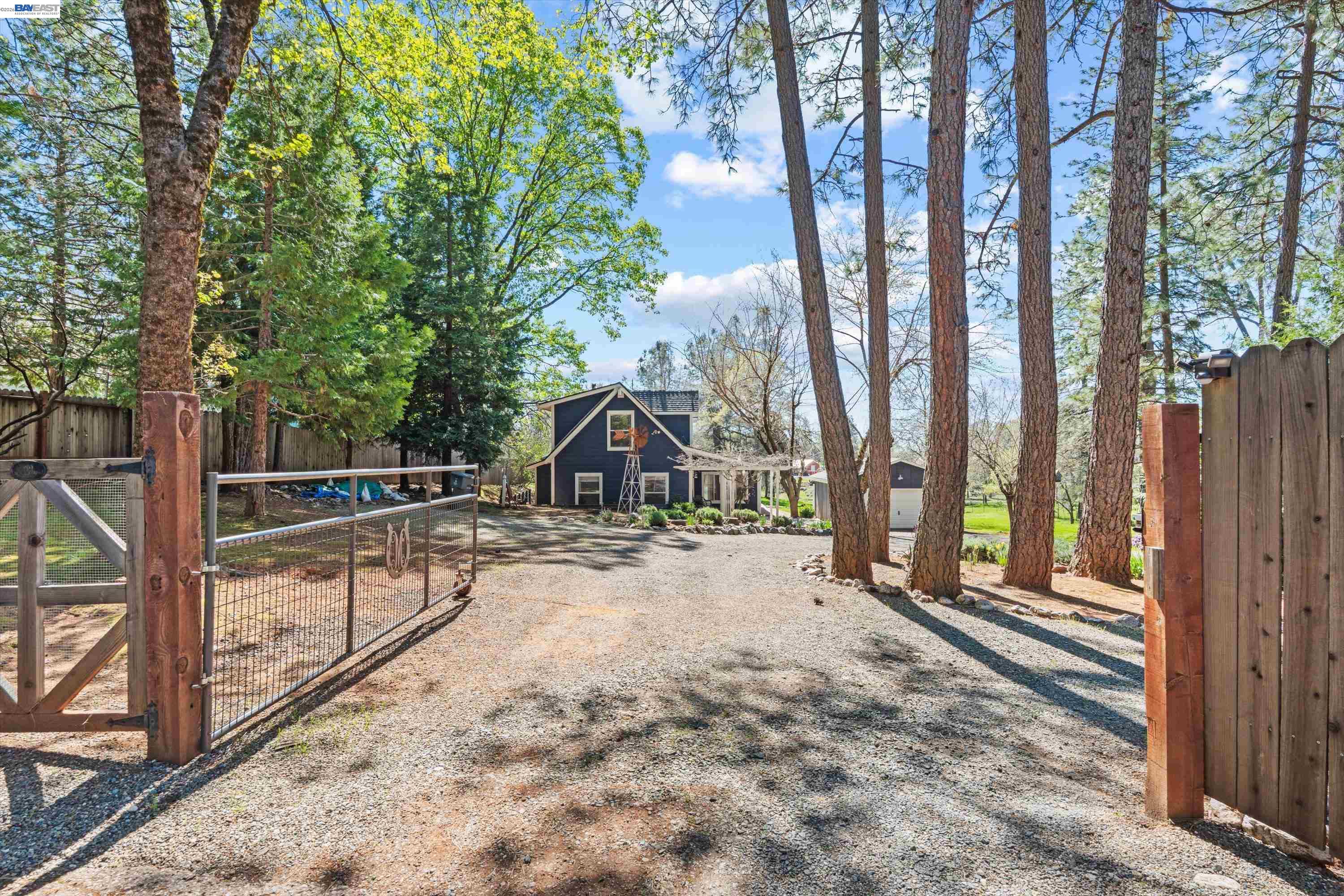 Detail Gallery Image 3 of 44 For 20140 Redwood Dr, Foresthill,  CA 95631 - 3 Beds | 2 Baths