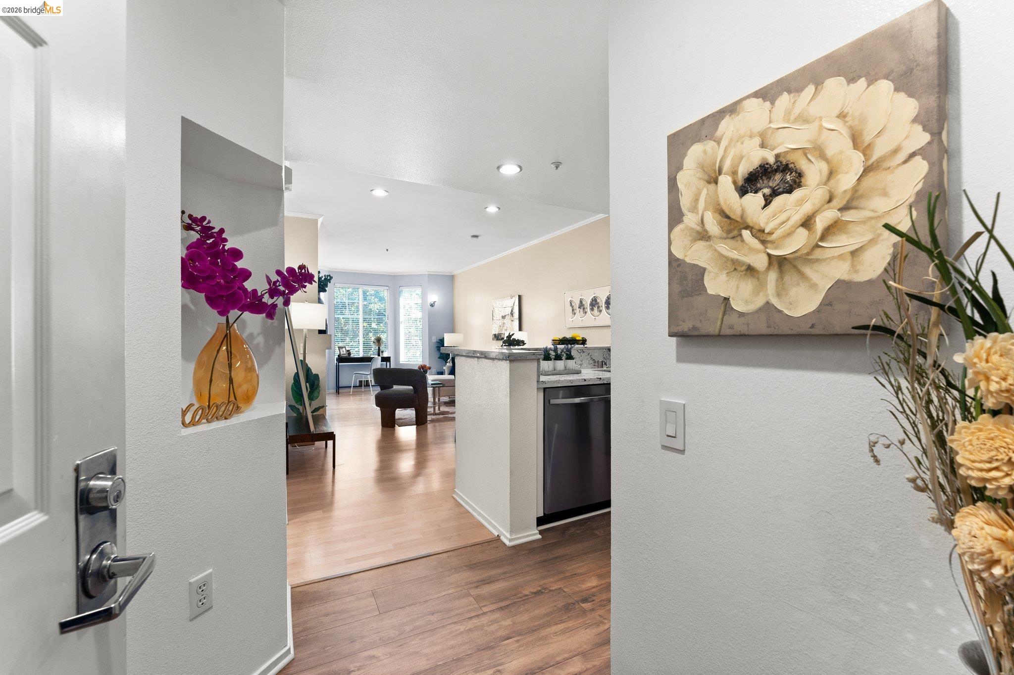 Detail Gallery Image 2 of 34 For 280 Caldecott Ln #101,  Oakland,  CA 94618 - 1 Beds | 1 Baths