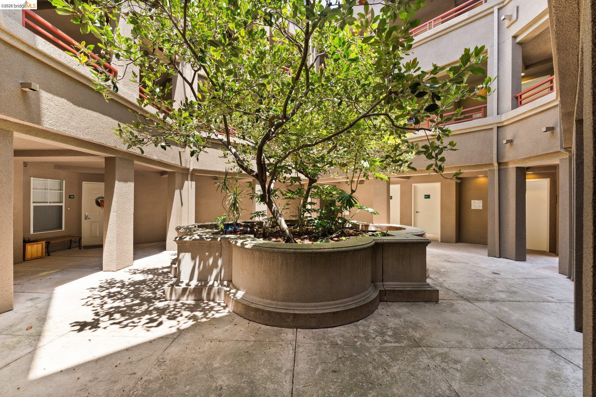 Detail Gallery Image 17 of 34 For 280 Caldecott Ln #101,  Oakland,  CA 94618 - 1 Beds | 1 Baths