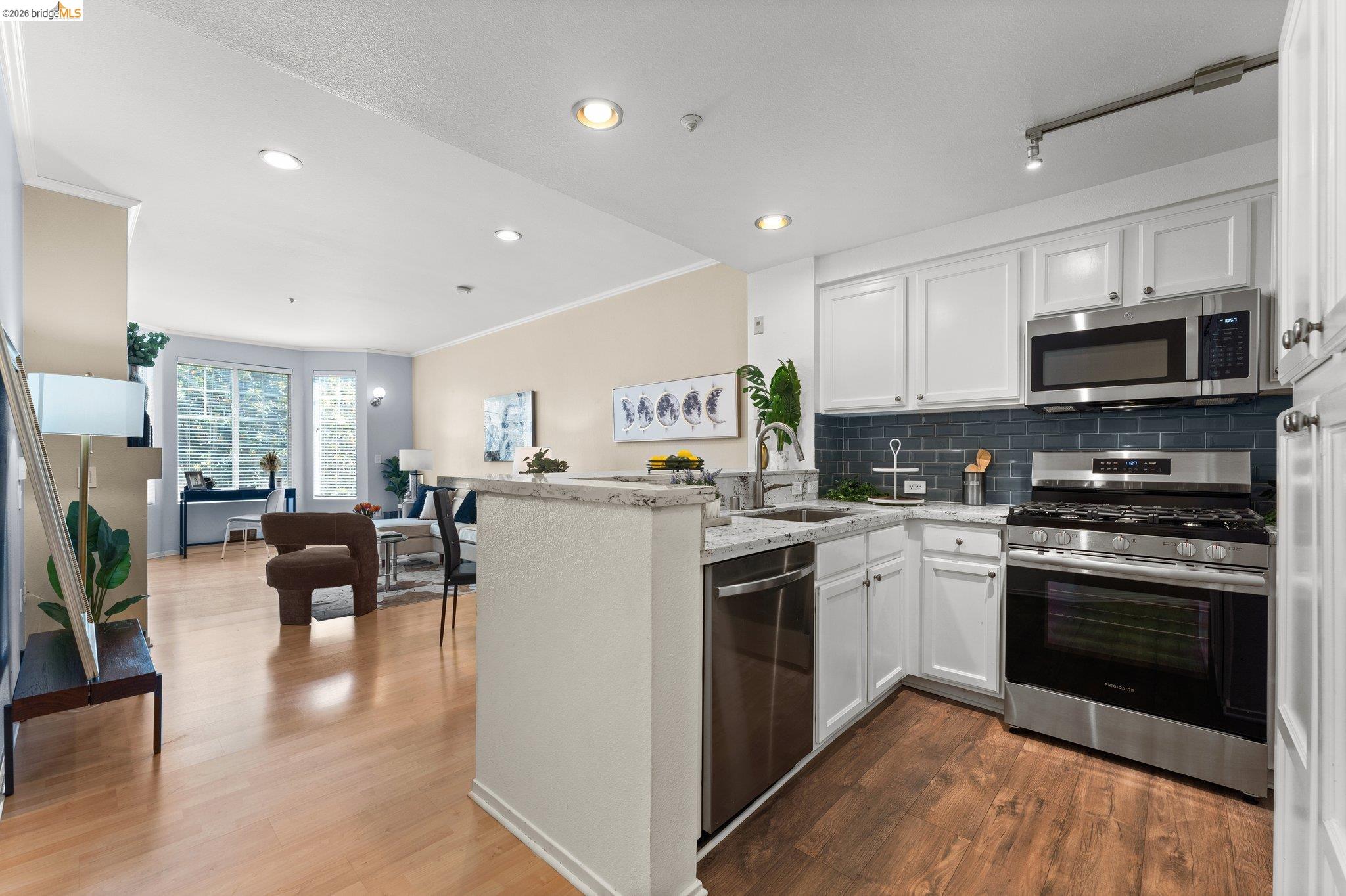 Detail Gallery Image 4 of 34 For 280 Caldecott Ln #101,  Oakland,  CA 94618 - 1 Beds | 1 Baths
