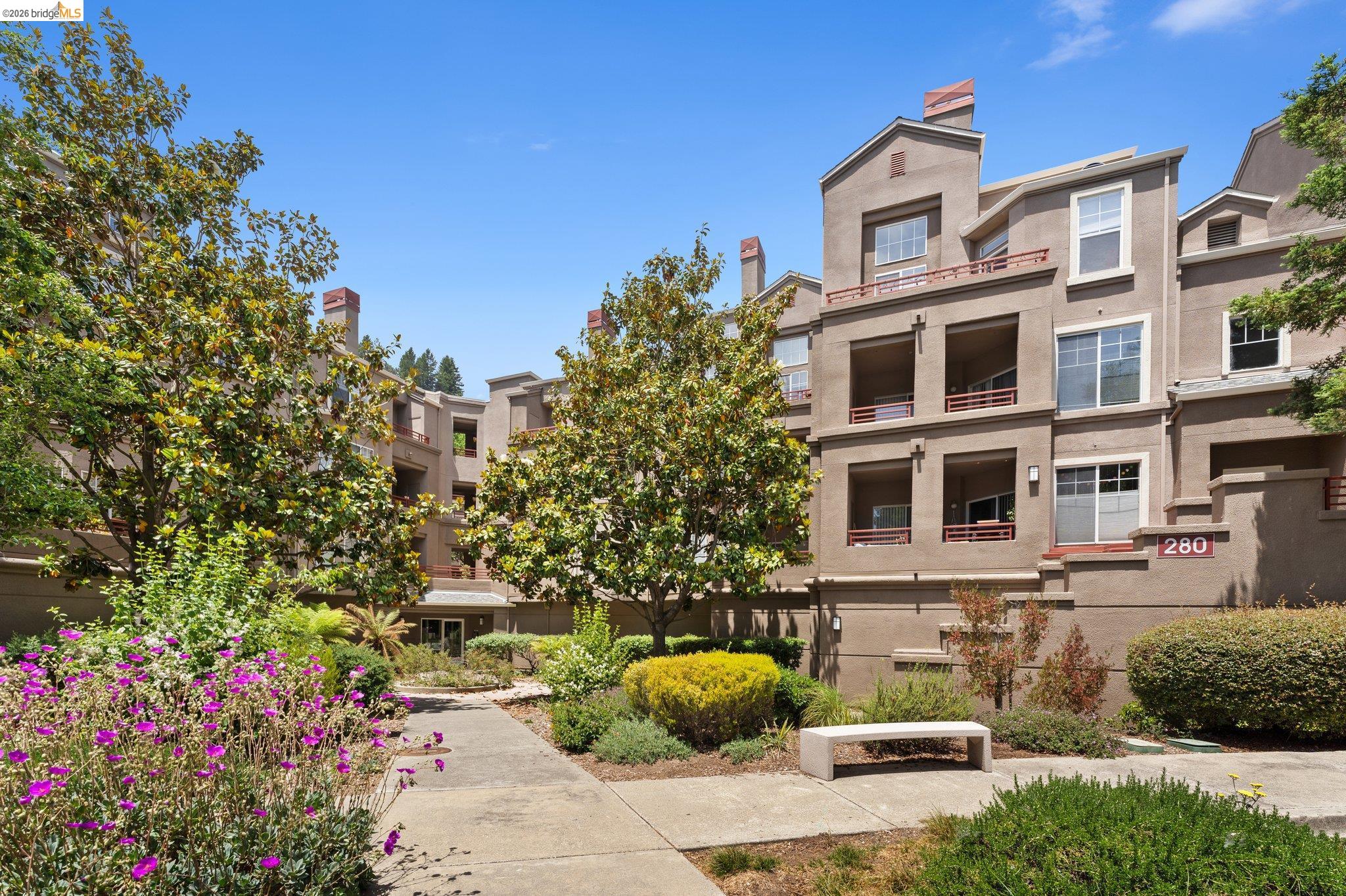 Detail Gallery Image 31 of 34 For 280 Caldecott Ln #101,  Oakland,  CA 94618 - 1 Beds | 1 Baths