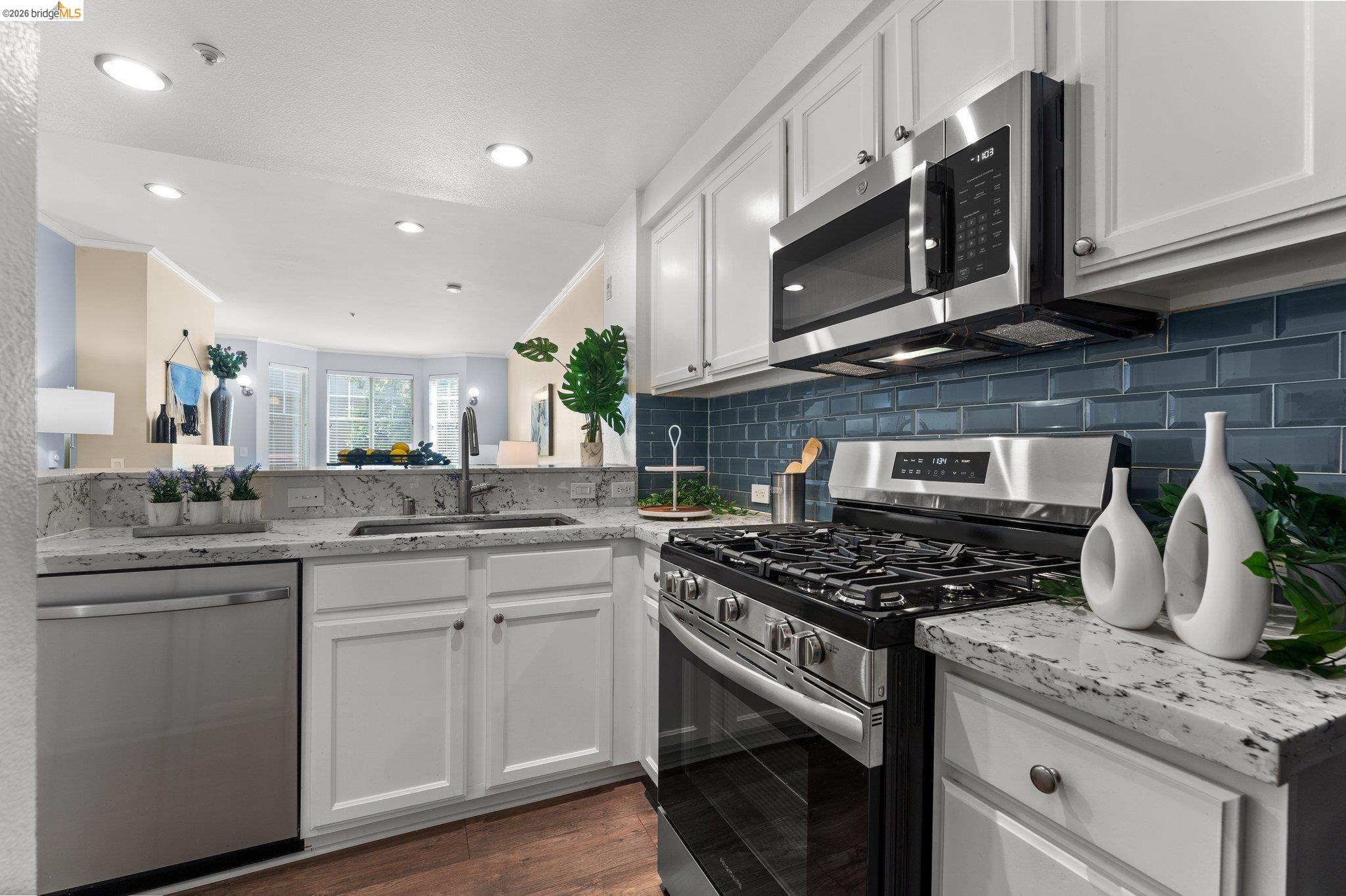 Detail Gallery Image 6 of 34 For 280 Caldecott Ln #101,  Oakland,  CA 94618 - 1 Beds | 1 Baths