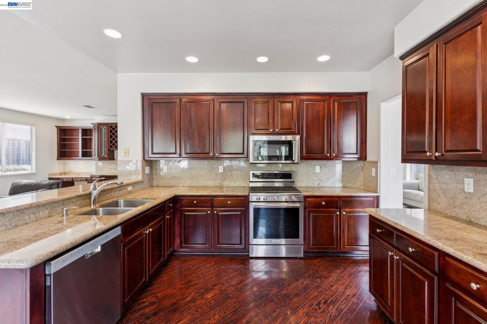 Detail Gallery Image 11 of 51 For 25318 Buckeye Dr, Castro Valley,  CA 94552 - 4 Beds | 3 Baths